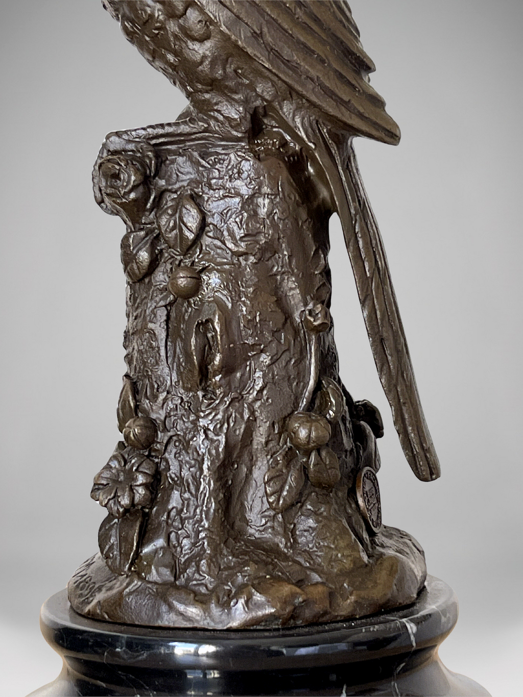 Paire de bougeoirs aux perroquets en bronze patiné sur socles noirs – Style Napoléon III / XIXe