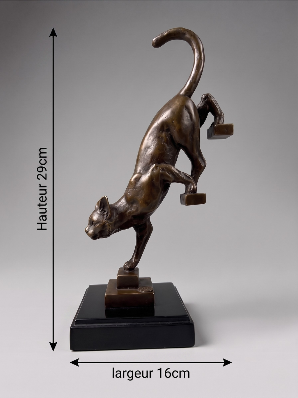 Bronze d’après De Coux – Chat descendant un escalier – Sculpture animalière XXᵉ - 29 cm