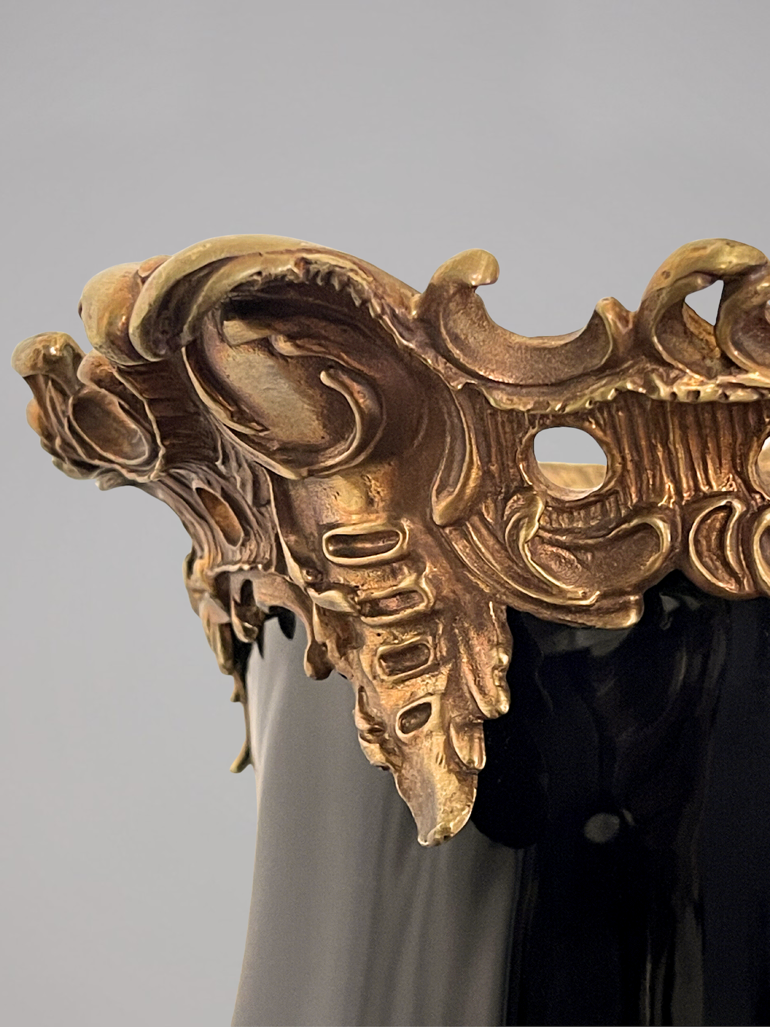 Grande urne couverte style Napoléon III en porcelaine noire et bronze – décor rocaille aux angelots – 49 cm