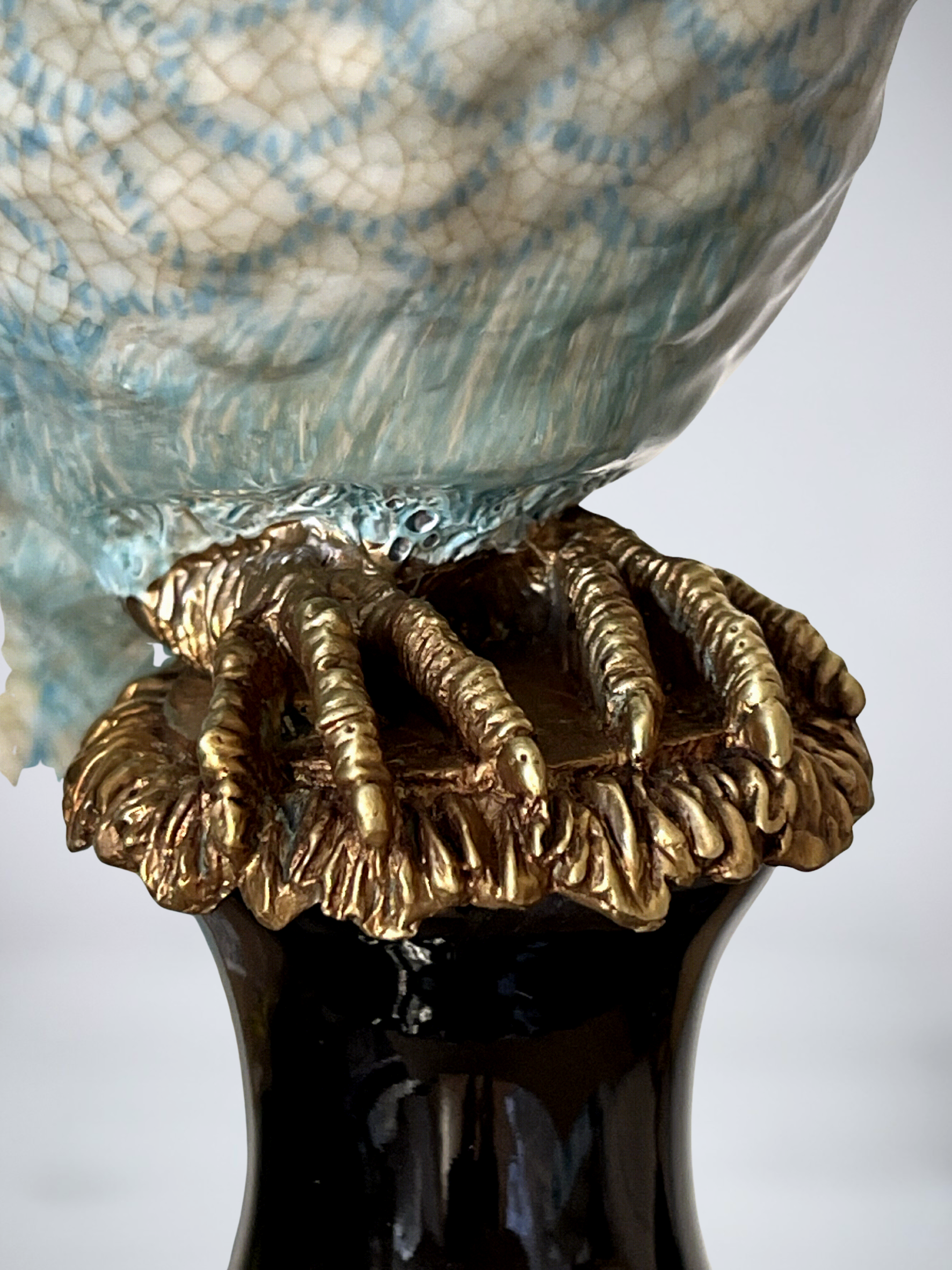 Paire de grands bougeoirs aux perroquets en porcelaine craquelée bleu ciel et bronze doré, dans un élégant goût néoclassique inspiré du style Louis XVI