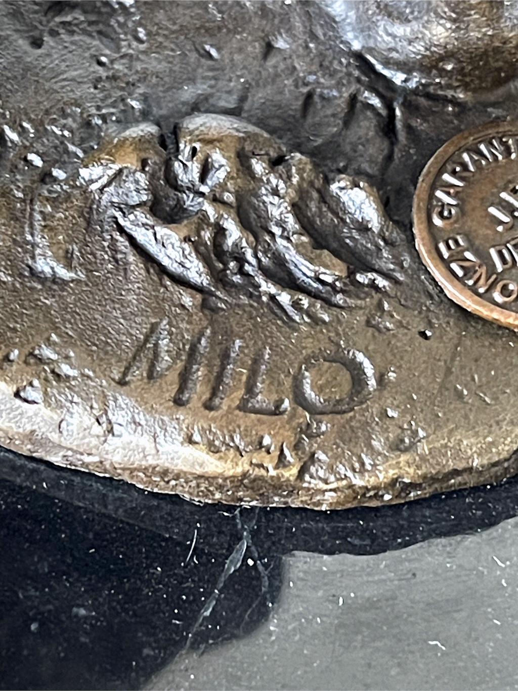 Sculpture animalière d’ours au poisson en bronze patiné signée Milo sur socle noir – style XIXe