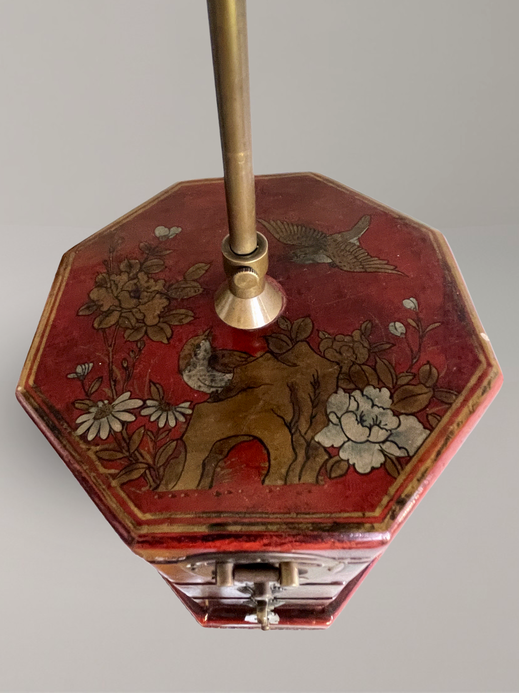 Paire de lampes en coffret laqué d’inspiration asiatique, décor polychrome et laiton – 63 cm