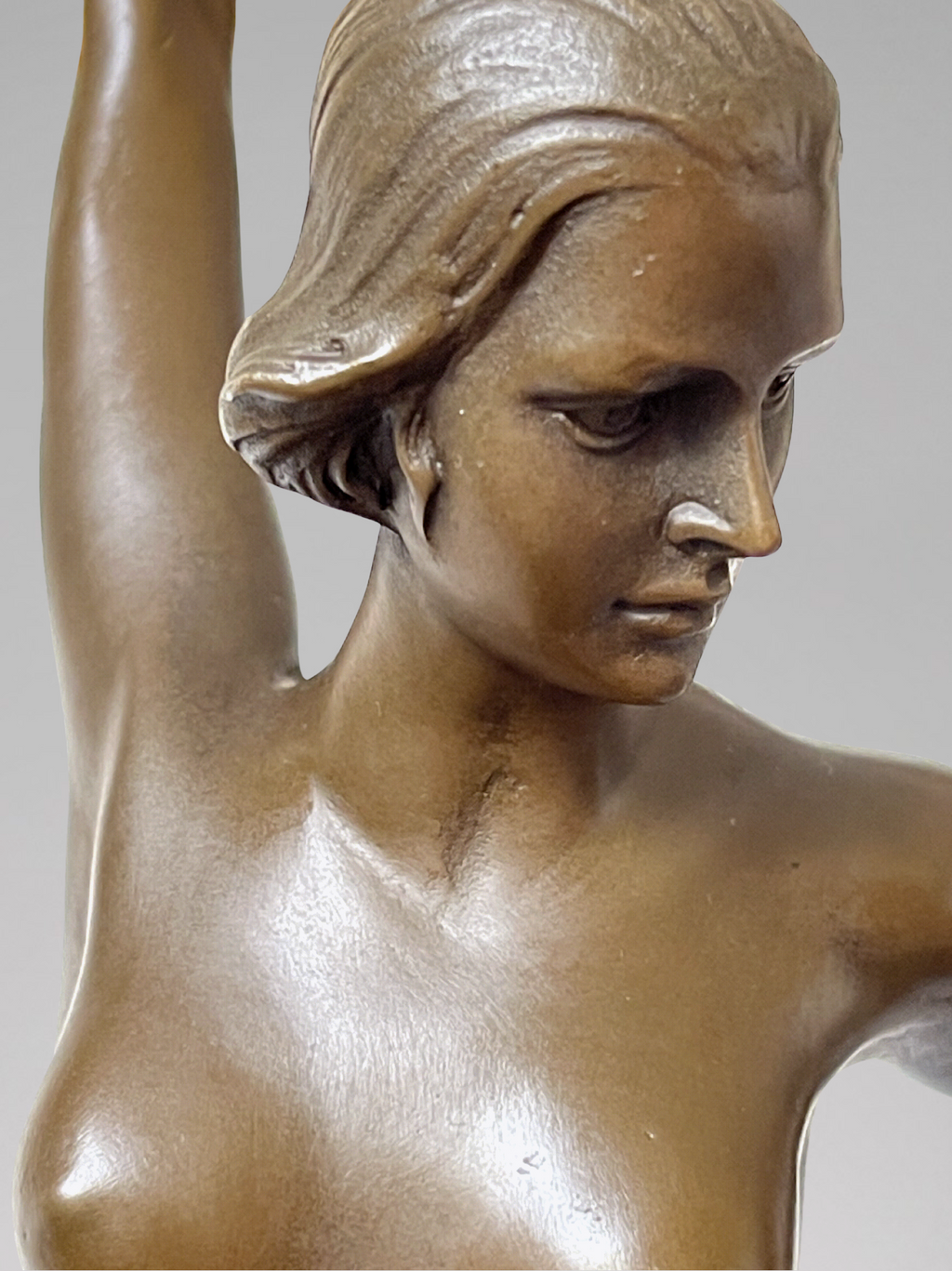 Sculpture Art déco de danseuse aux anneaux en bronze patiné sur socle effet marbre noir – signée Duvernet – 58 cm