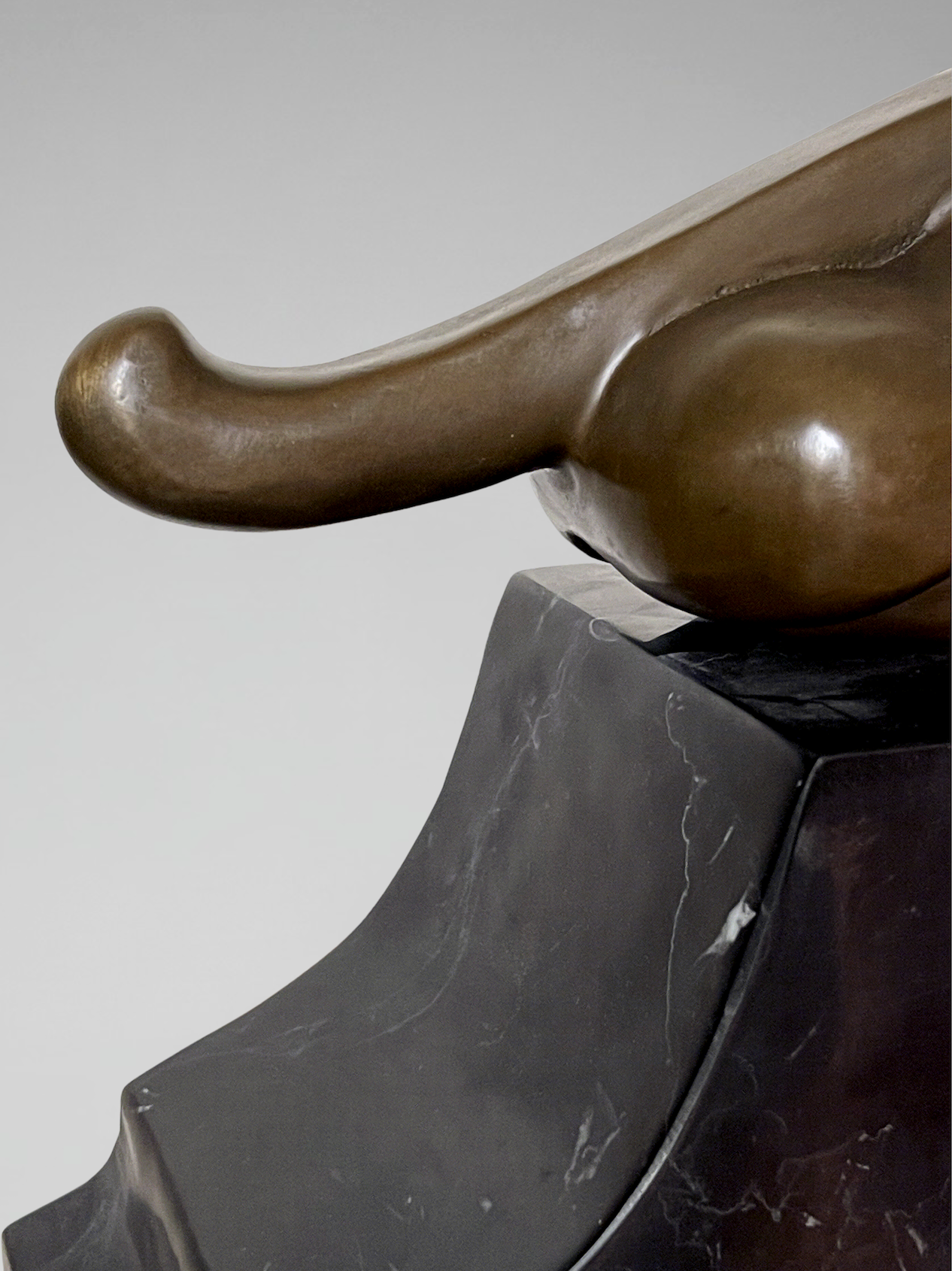 Grande sculpture Jaguar Art Déco en bronze patiné sur socle noir architectural – 64 cm – JB Déposé Paris