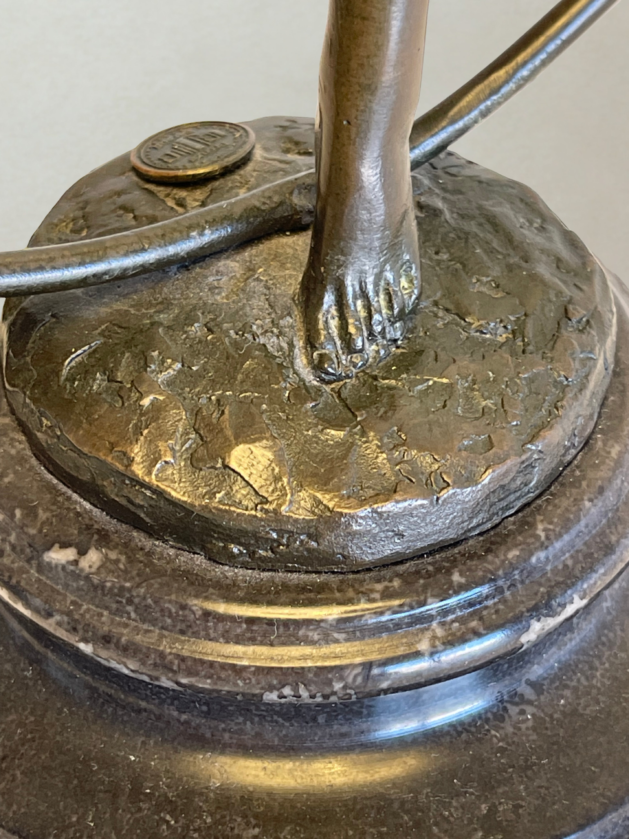Art-déco-Skulptur – Tänzerin mit Reifen – Dekorative Bronze – Signiert P. Collinet – 39 cm