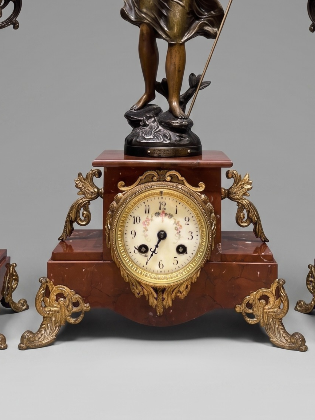 Grande garniture de cheminée Napoléon III en marbre rouge et régule patiné signée Guillemin – pendule & candélabres XIXe