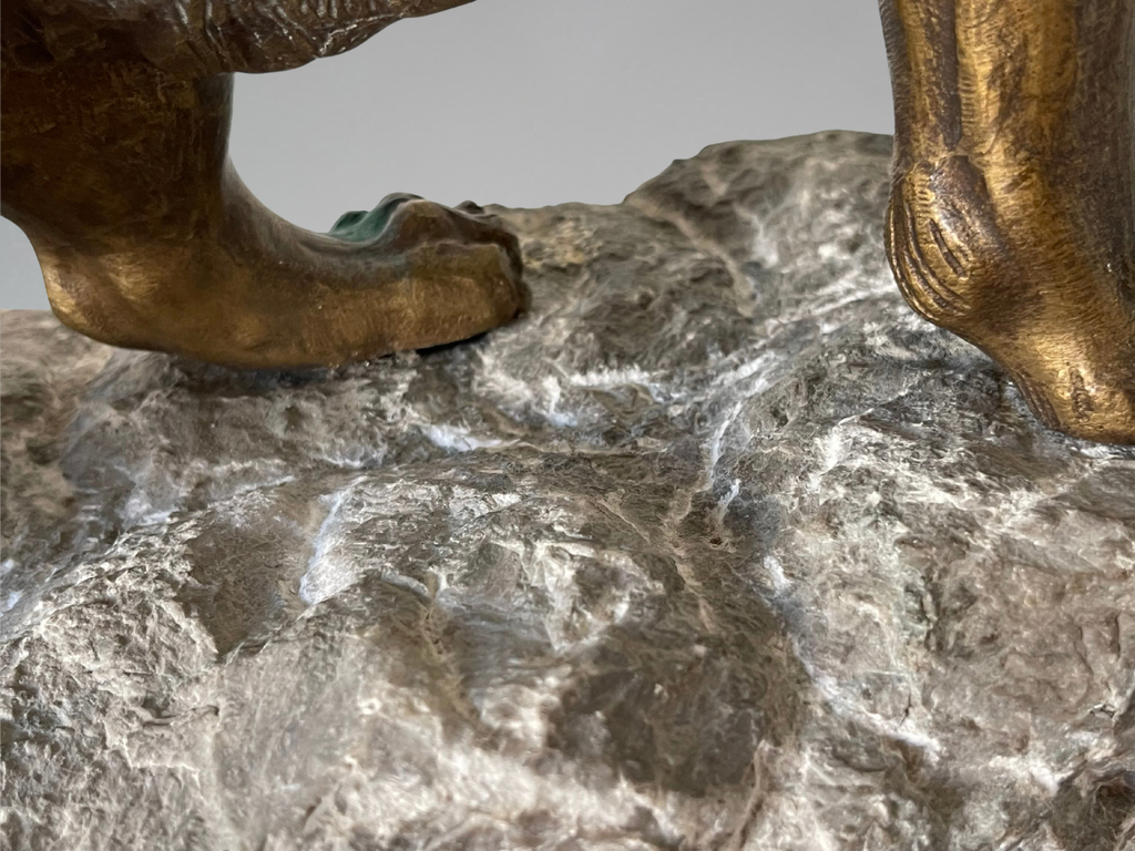 KRAKOWKI — Lion rugissant sur son rocher, importante sculpture en bronze d'art et roche (28,3 kg)
