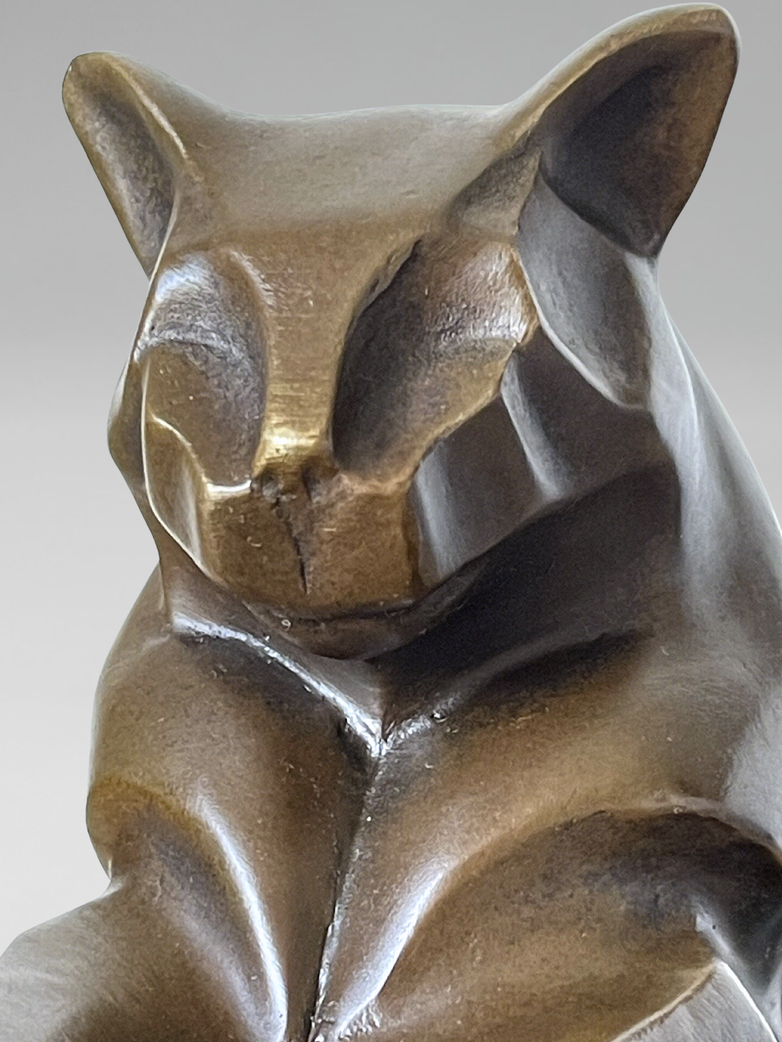 Modernist patinated bronze panther sculpture on black marble base – De Coux