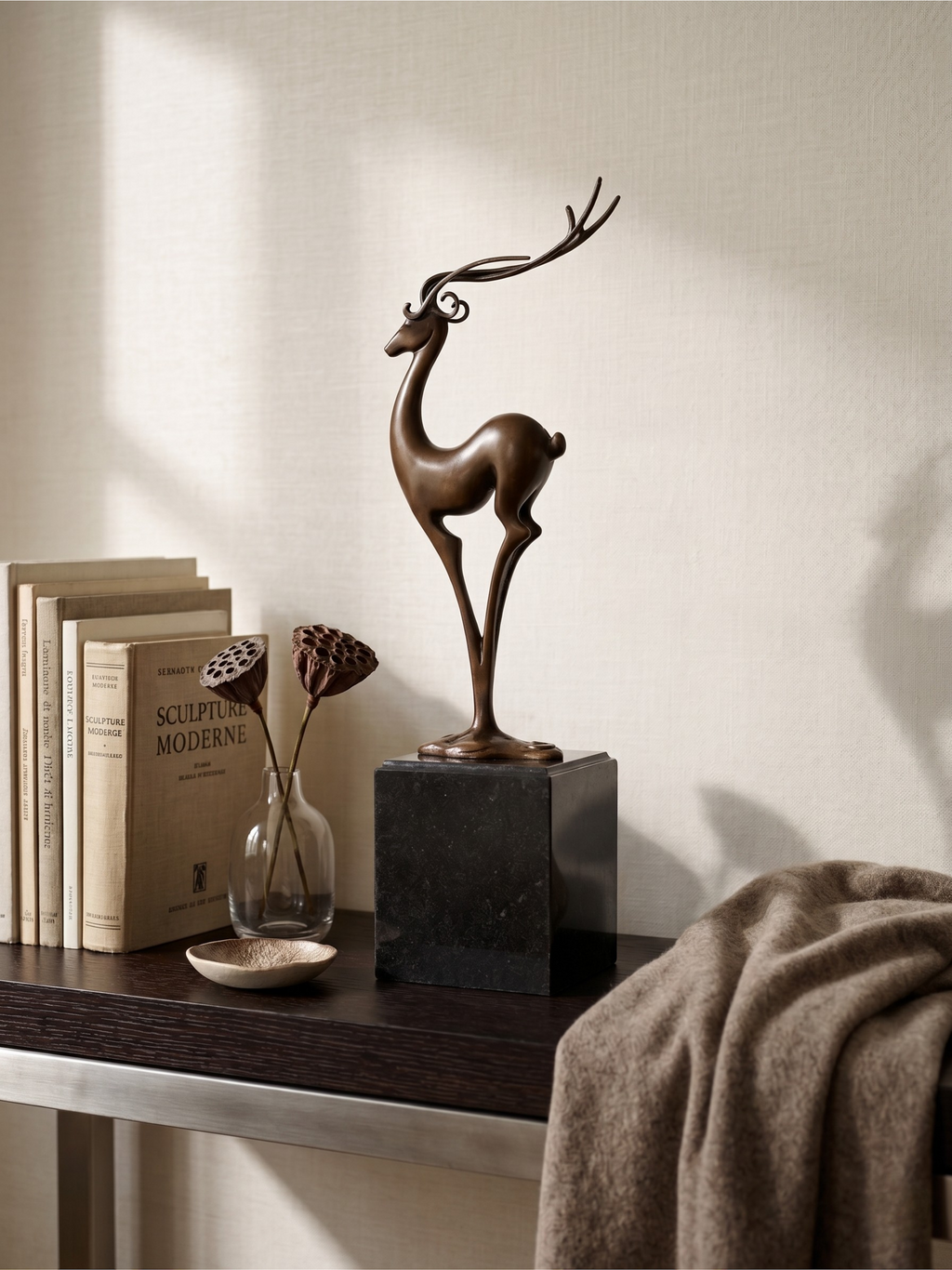 Sculpture de cerf Art Déco en bronze patiné signé Coenrad sur socle effet marbre - 40 cm