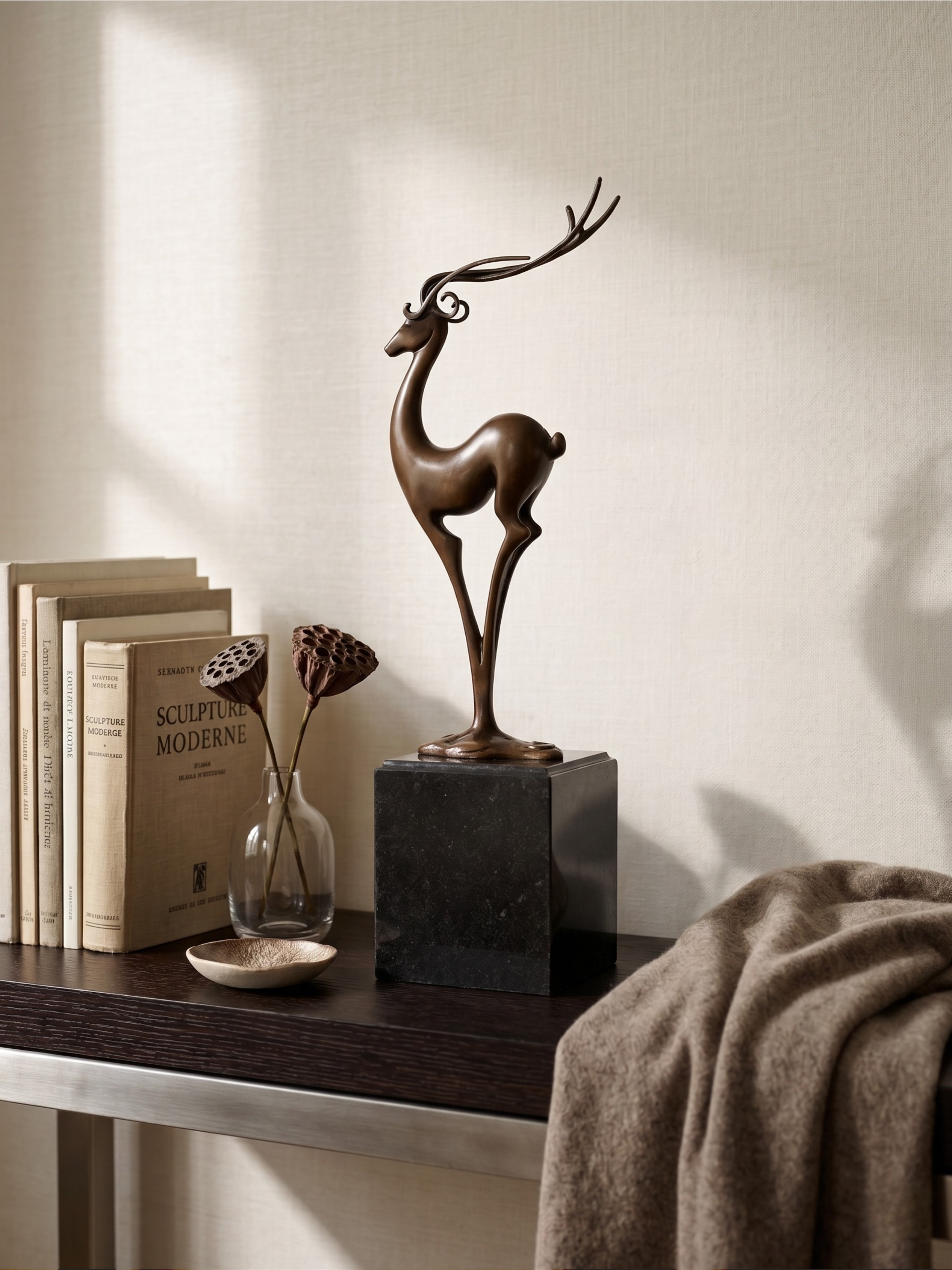 Sculpture de cerf Art Déco en bronze patiné signé Coenrad sur socle effet marbre - 40 cm