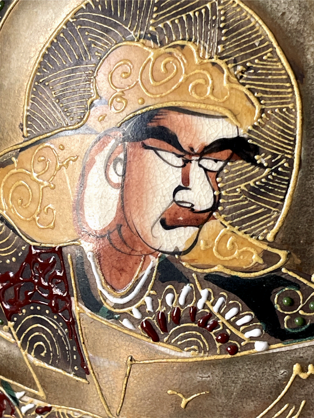 Paar japanische Satsuma-Vasen, frühes 20. Jahrhundert – polychromes und vergoldetes Dekor mit Figuren – Ateliersignatur – 31 cm