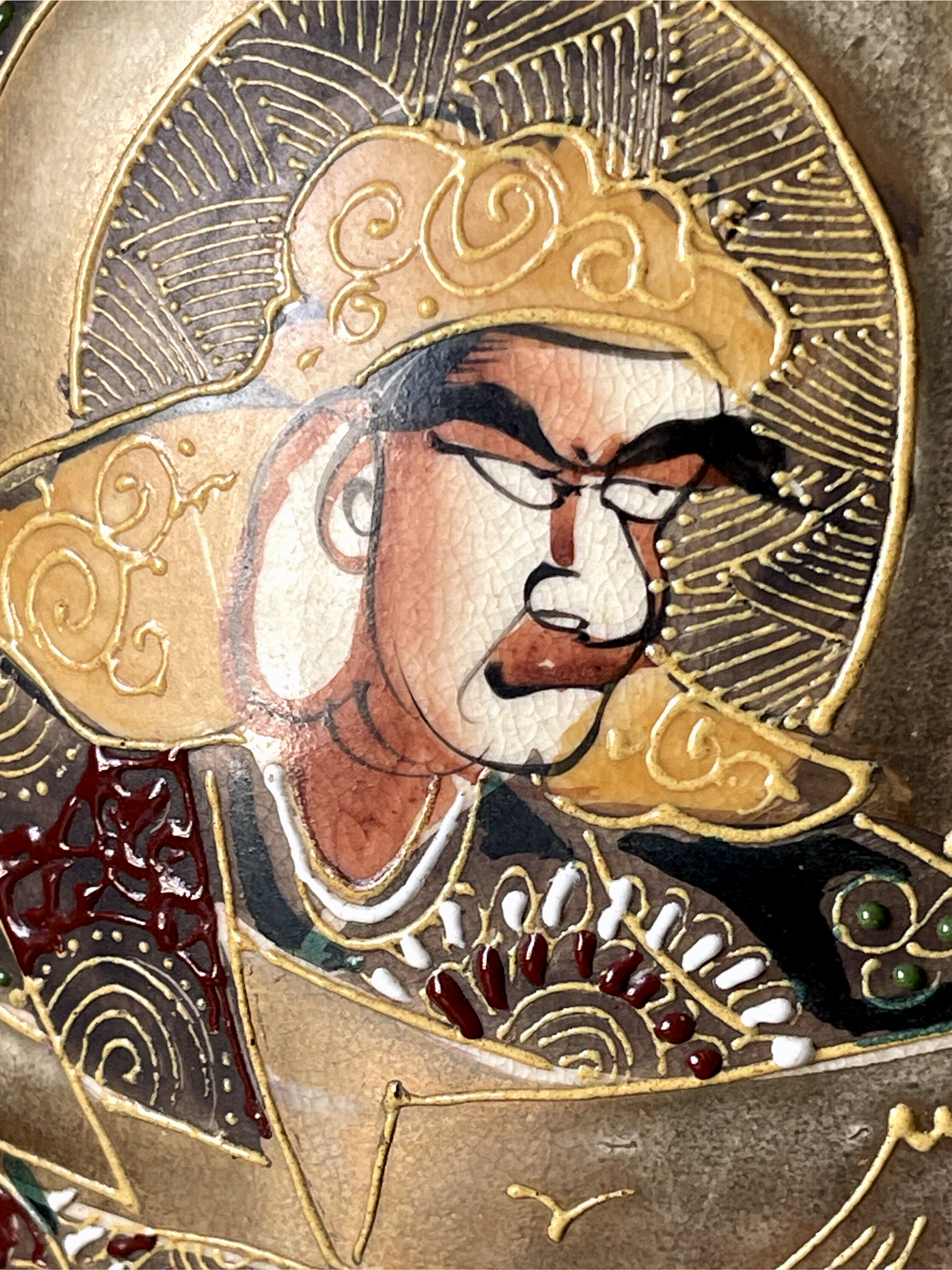 Paar japanische Satsuma-Vasen, frühes 20. Jahrhundert – polychromes und vergoldetes Dekor mit Figuren – Ateliersignatur – 31 cm