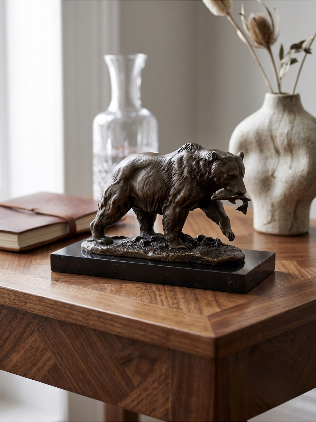 Sculpture animalière d’ours au poisson en bronze patiné signée Milo sur socle noir – style XIXe