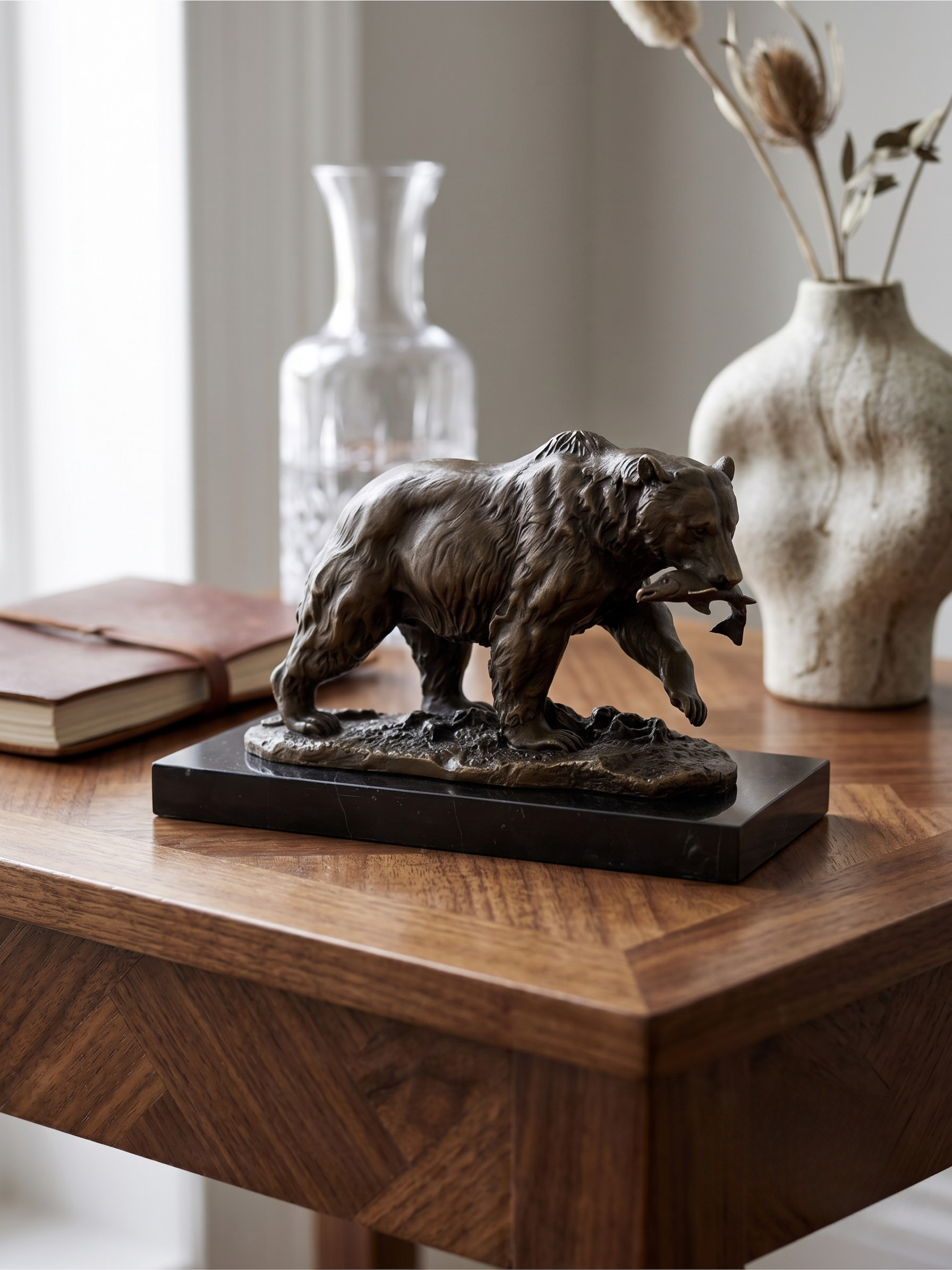 Sculpture animalière d’ours au poisson en bronze patiné signée Milo sur socle noir – style XIXe