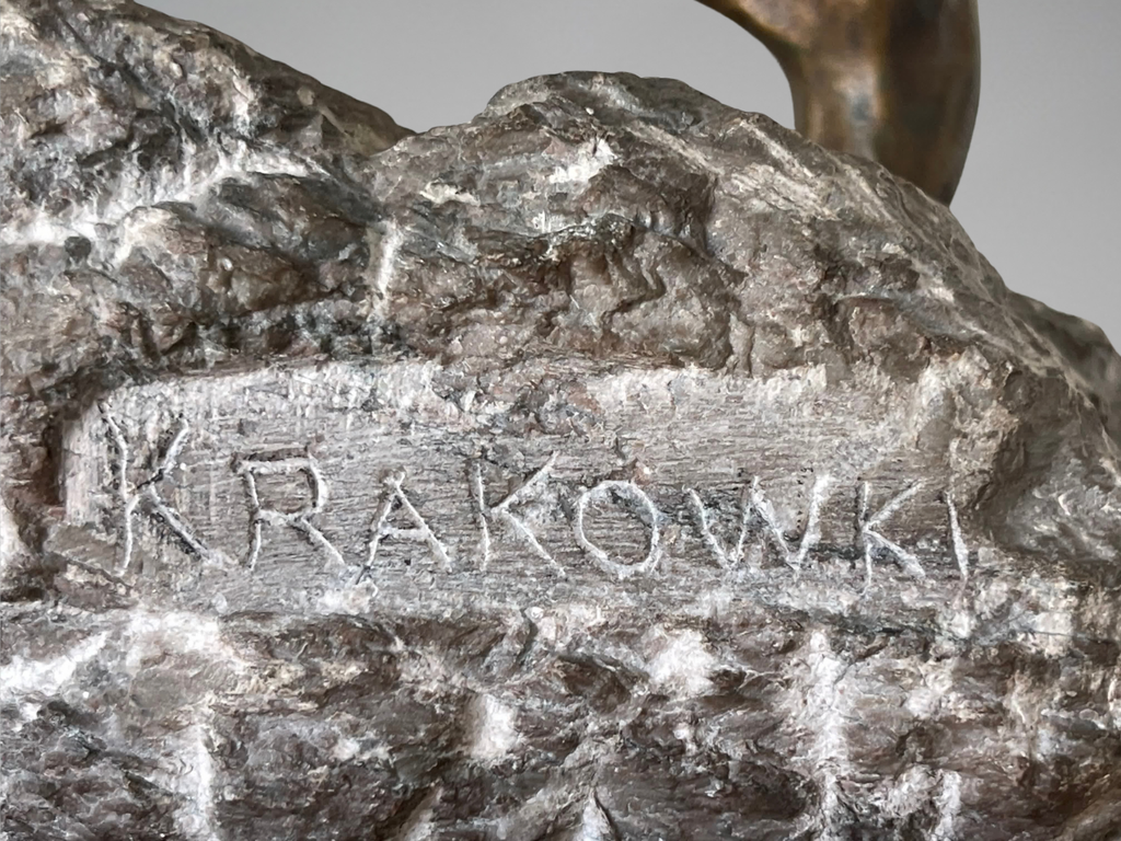 KRAKOWKI — Lion rugissant sur son rocher, importante sculpture en bronze d'art et roche (28,3 kg)