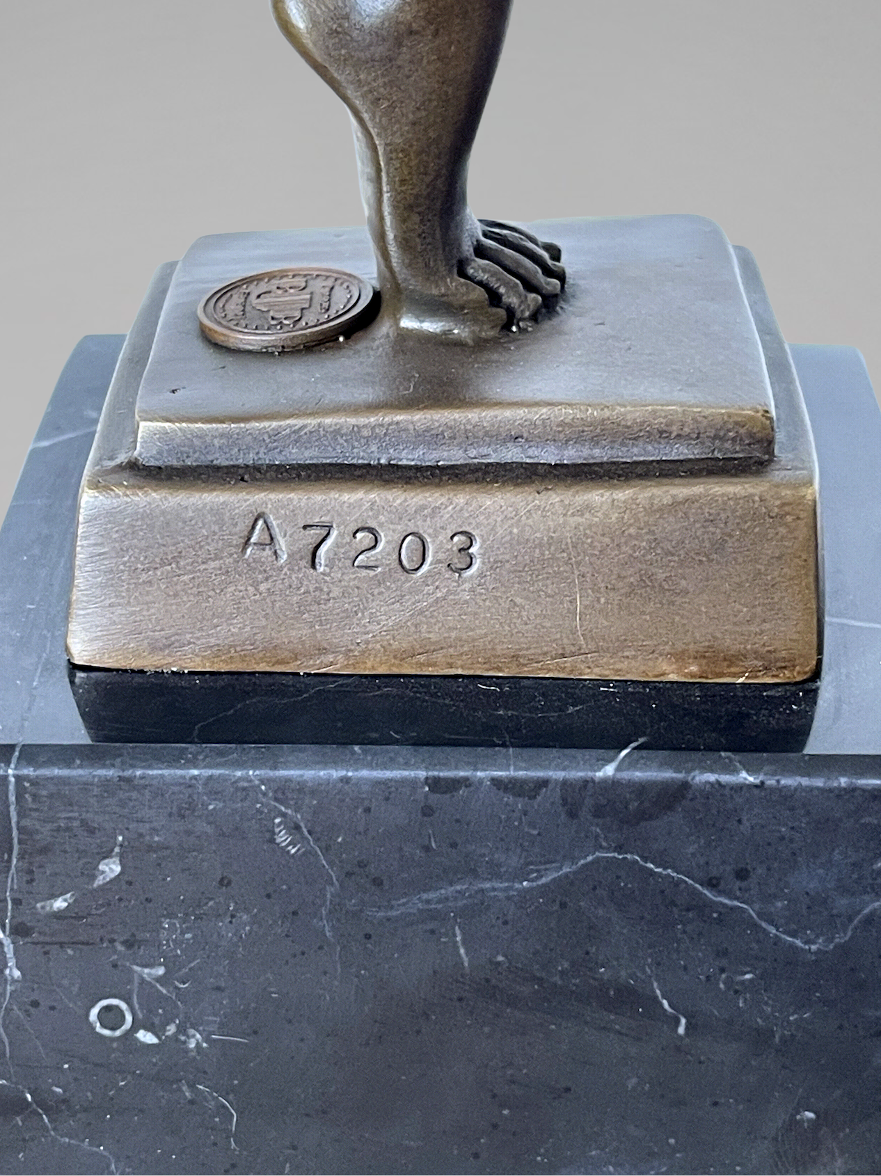 Sculpture Art déco de danseuse aux anneaux en bronze patiné sur socle effet marbre noir – signée Duvernet – 58 cm