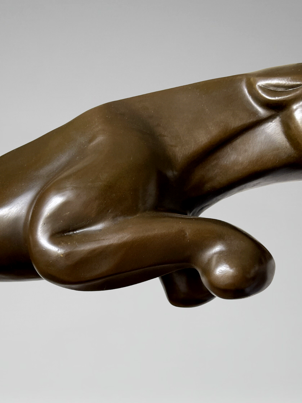 Grande sculpture Jaguar Art Déco en bronze patiné sur socle noir architectural – 64 cm – JB Déposé Paris