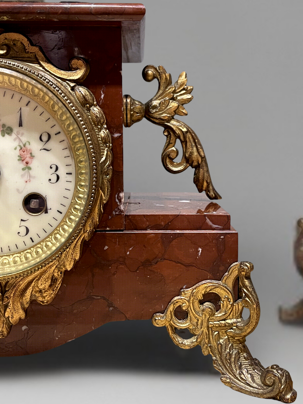 Grande garniture de cheminée Napoléon III en marbre rouge et régule patiné signée Guillemin – pendule & candélabres XIXe