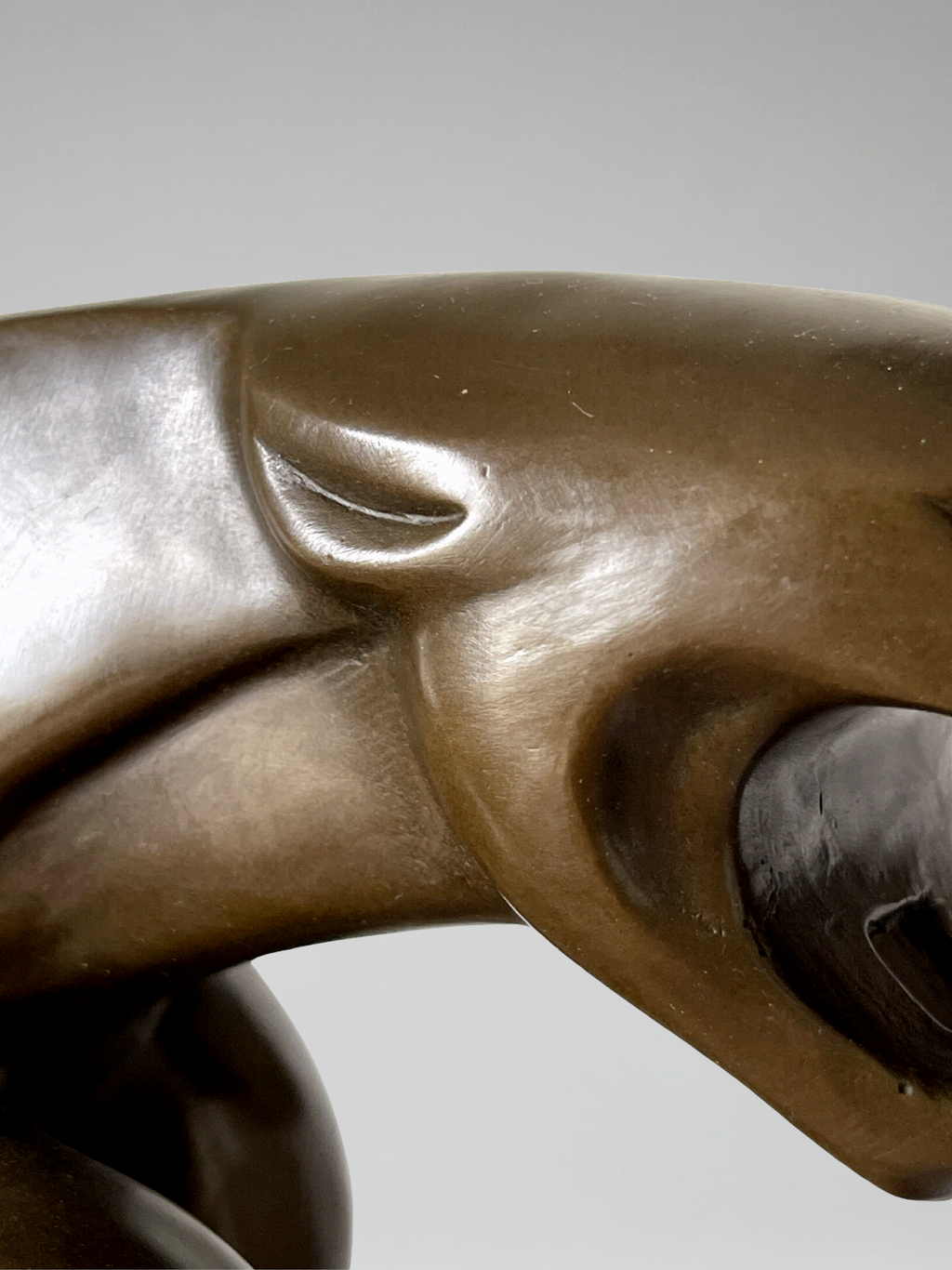 Grande sculpture Jaguar Art Déco en bronze patiné sur socle noir architectural – 64 cm – JB Déposé Paris