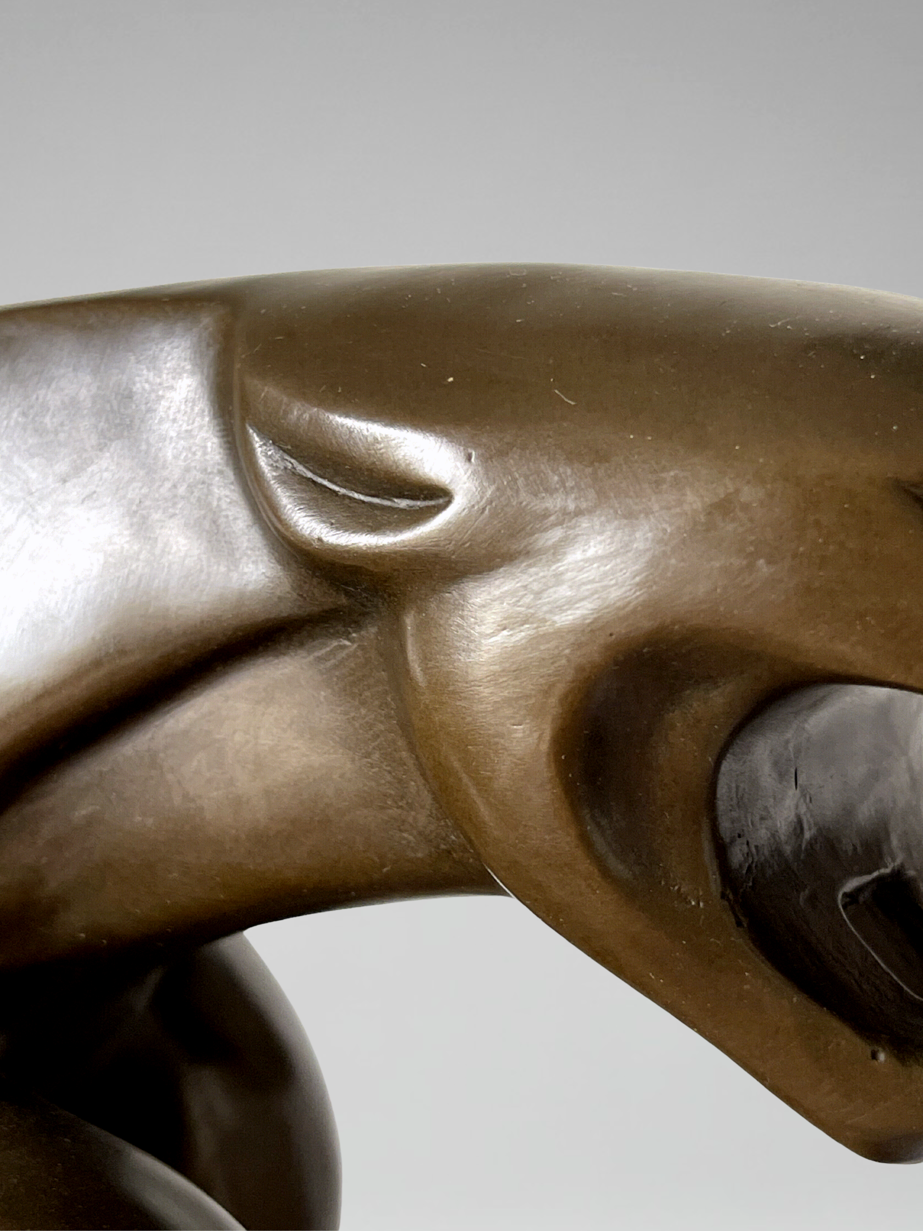 Grande sculpture Jaguar Art Déco en bronze patiné sur socle noir architectural – 64 cm – JB Déposé Paris