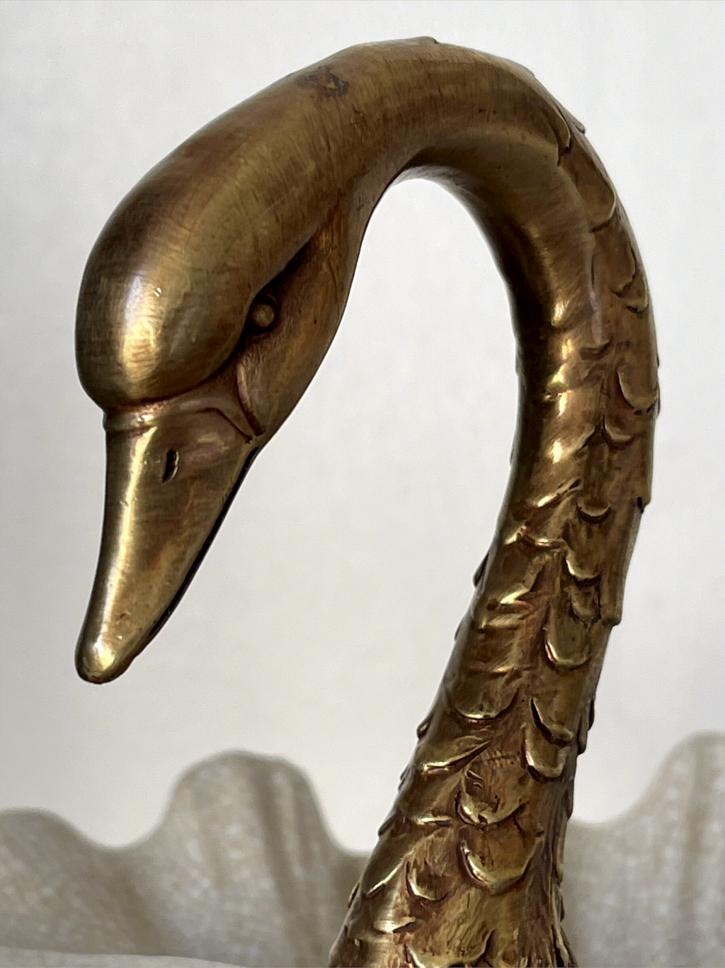 Coupe centre de table décorative au cygne en bronze et porcelaine craquelée – Style Art nouveau / Hollywood Regency