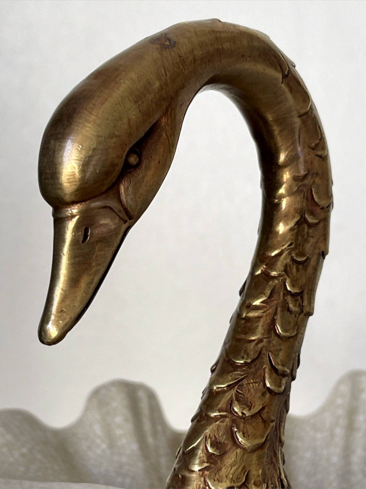 Coupe centre de table décorative au cygne en bronze et porcelaine craquelée – Style Art nouveau / Hollywood Regency