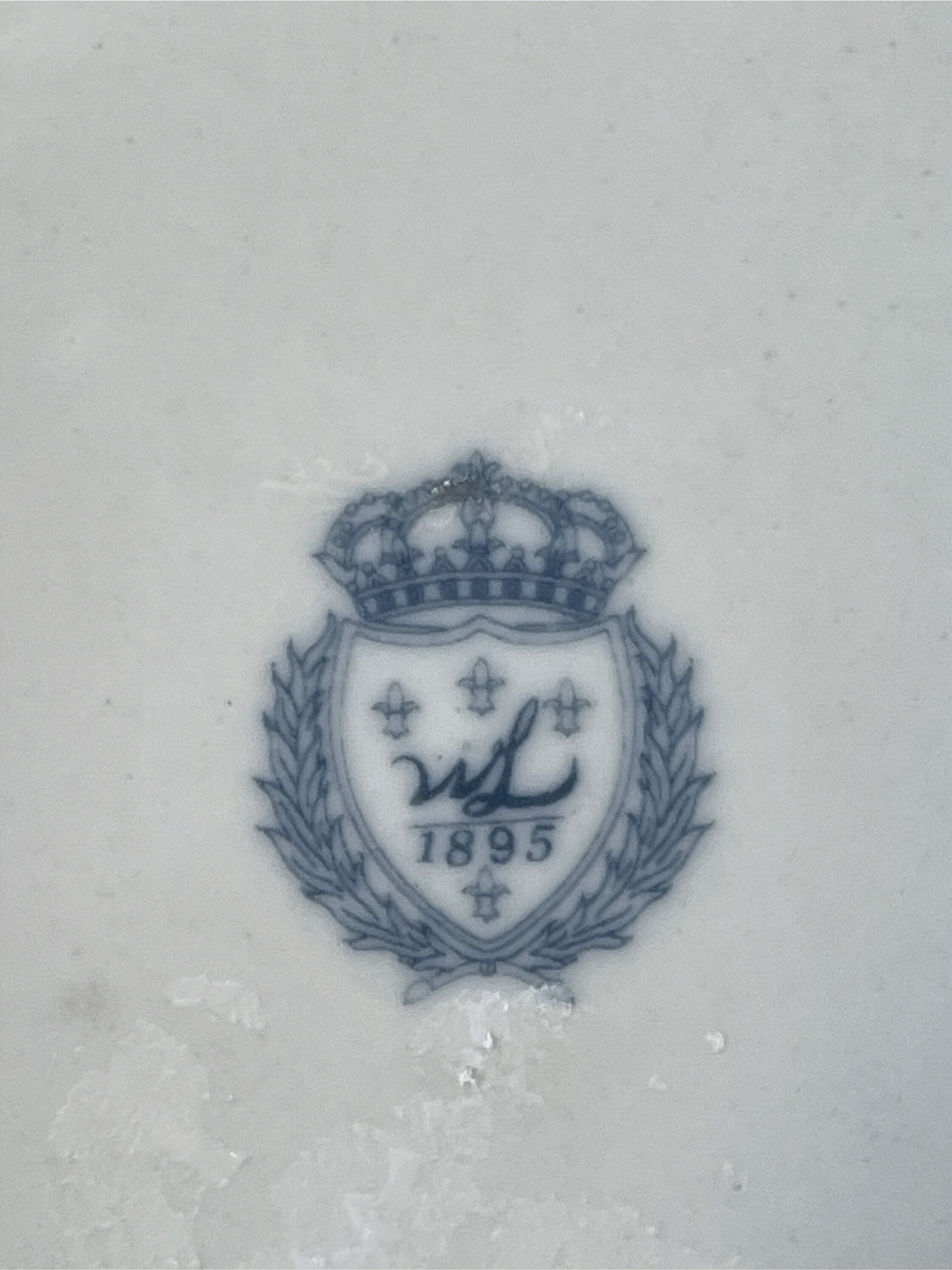 Paire de grands bougeoirs aux perroquets en porcelaine craquelée bleu ciel et bronze doré, dans un élégant goût néoclassique inspiré du style Louis XVI