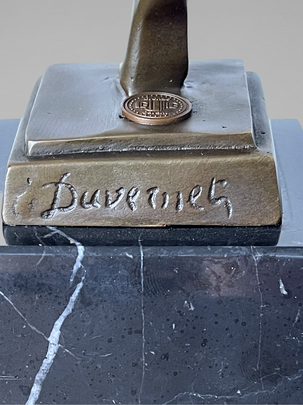 Sculpture Art déco de danseuse aux anneaux en bronze patiné sur socle effet marbre noir – signée Duvernet – 58 cm