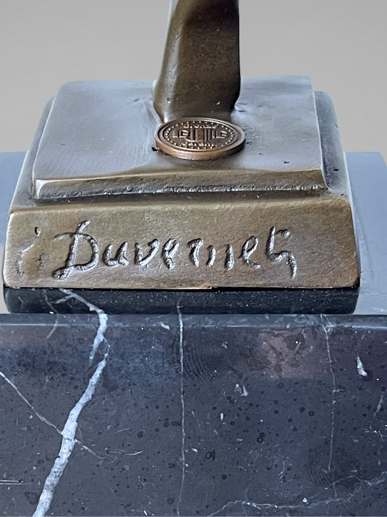 Sculpture Art déco de danseuse aux anneaux en bronze patiné sur socle effet marbre noir – signée Duvernet – 58 cm