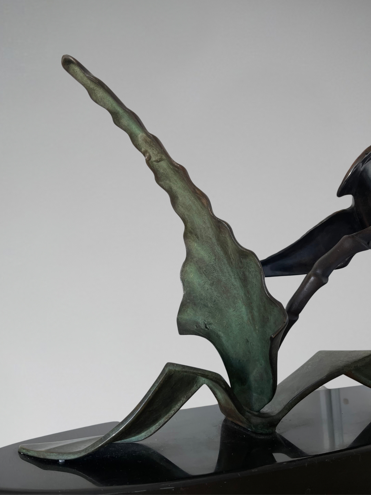 Marcel GUILLEMARD (1886–1932) / Atelier Primavera — Couple de mésanges huppées, importante sculpture Art Déco (77 cm)