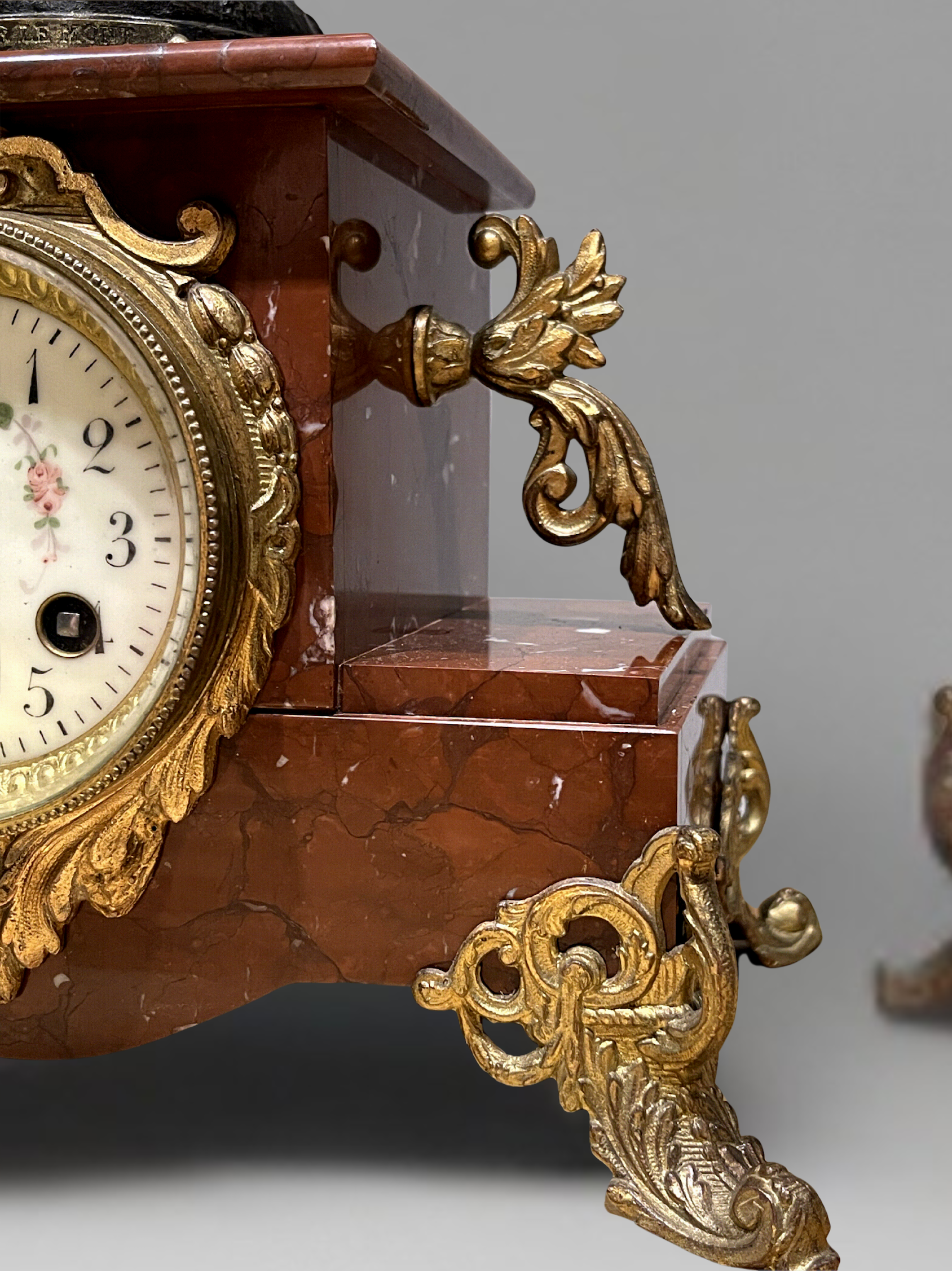 Grande garniture de cheminée Napoléon III en marbre rouge et régule patiné signée Guillemin – pendule & candélabres XIXe