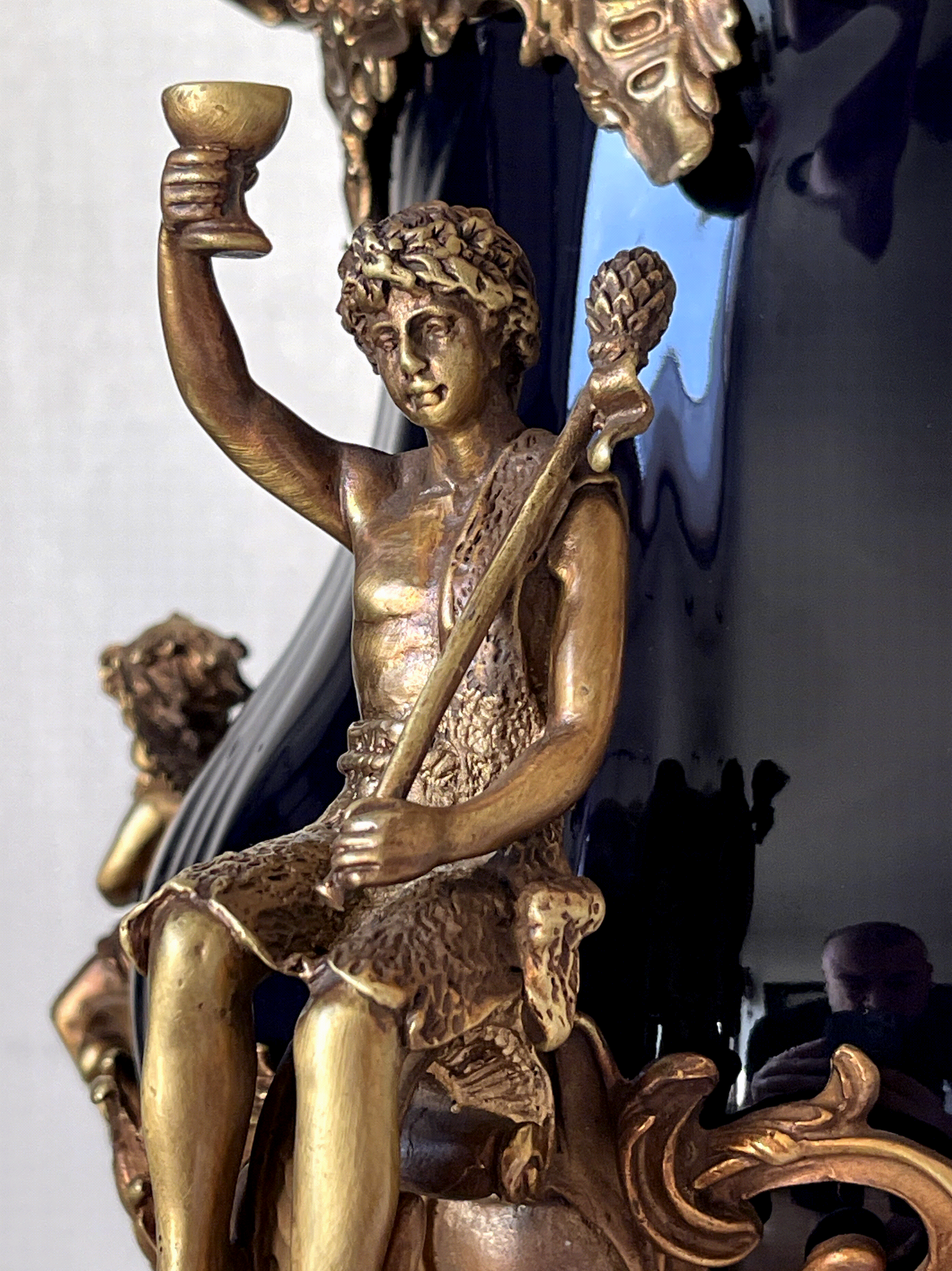 Grande urne couverte style Napoléon III en porcelaine noire et bronze – décor rocaille aux angelots – 49 cm