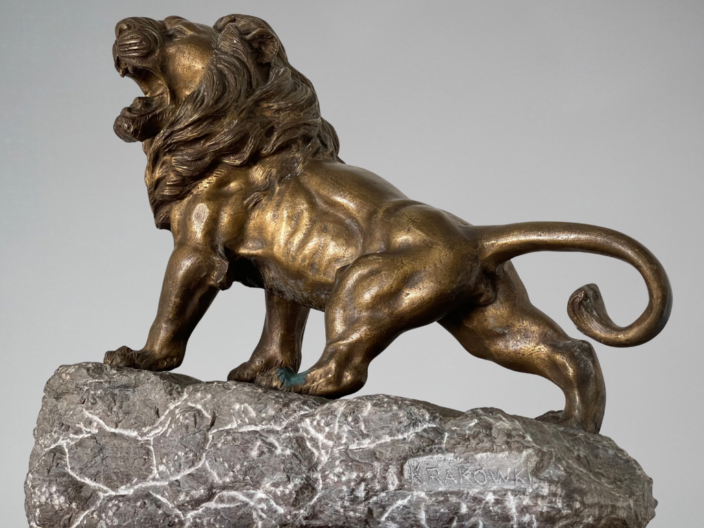 KRAKOWKI — Lion rugissant sur son rocher, importante sculpture en bronze d'art et roche (28,3 kg)