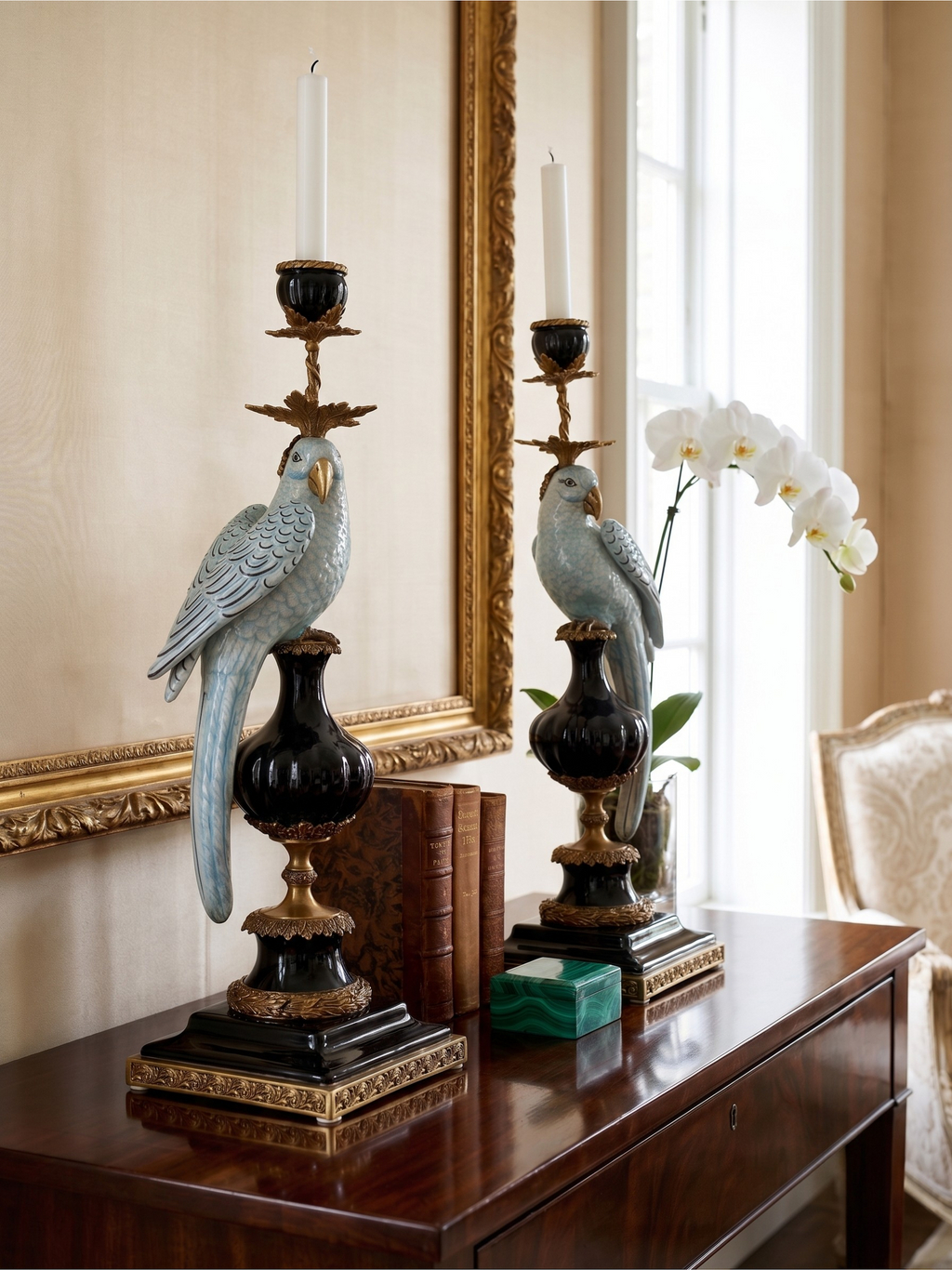 Paire de grands bougeoirs aux perroquets en porcelaine craquelée bleu ciel et bronze doré, dans un élégant goût néoclassique inspiré du style Louis XVI