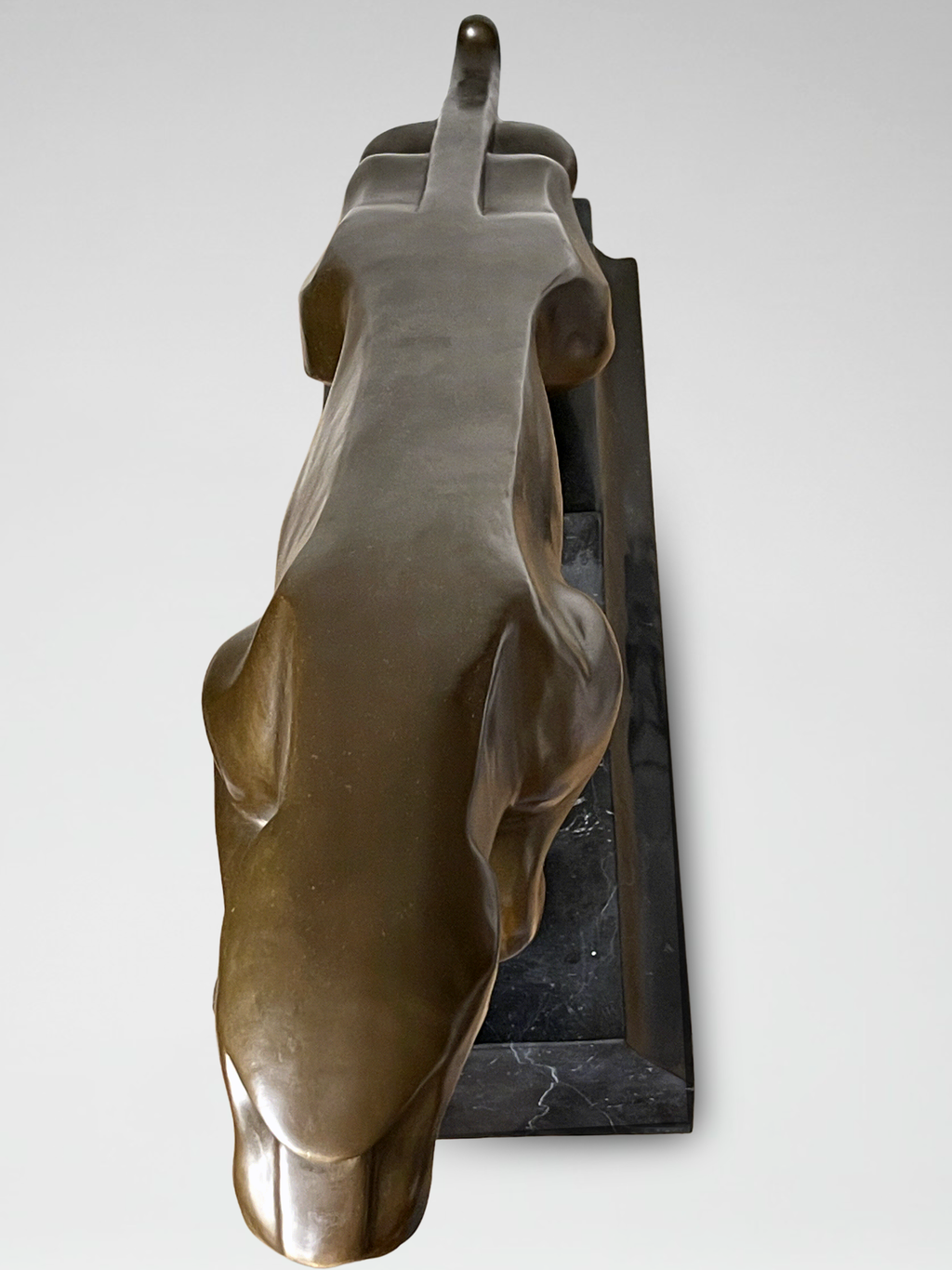 Grande sculpture Jaguar Art Déco en bronze patiné sur socle noir architectural – 64 cm – JB Déposé Paris