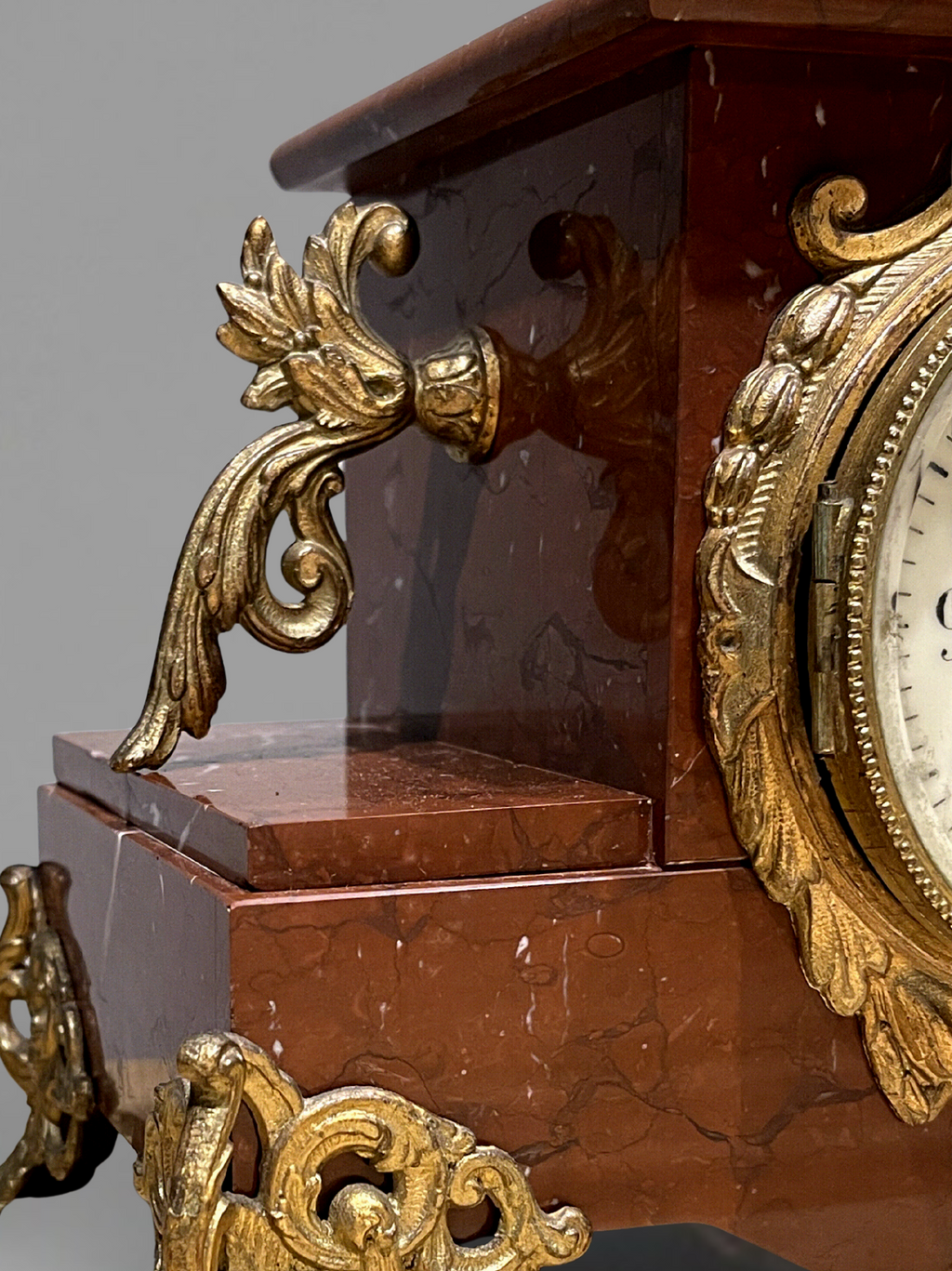 Grande garniture de cheminée Napoléon III en marbre rouge et régule patiné signée Guillemin – pendule & candélabres XIXe