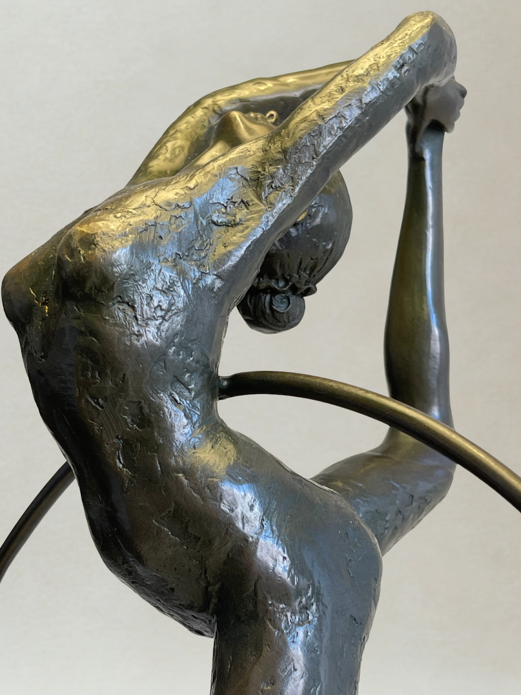 Art-déco-Skulptur – Tänzerin mit Reifen – Dekorative Bronze – Signiert P. Collinet – 39 cm