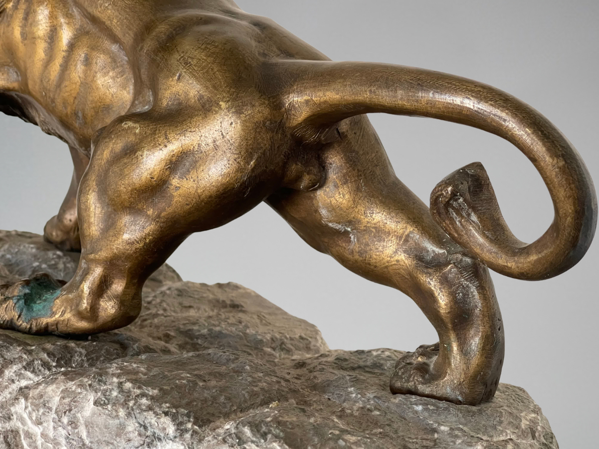 KRAKOWKI — Lion rugissant sur son rocher, importante sculpture en bronze d'art et roche (28,3 kg)