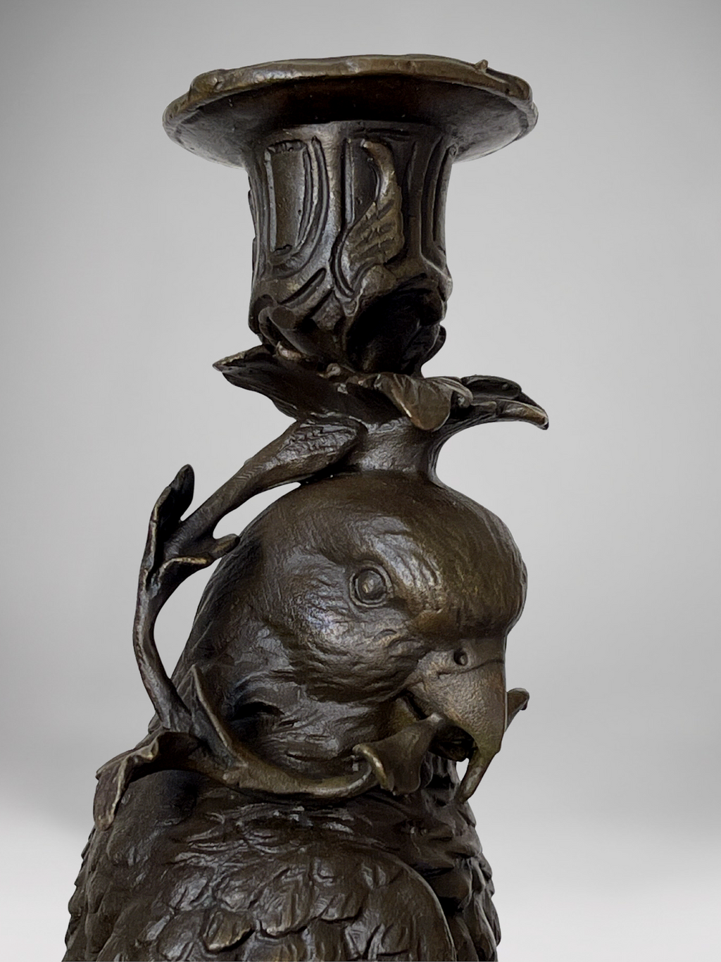 Paire de bougeoirs aux perroquets en bronze patiné sur socles noirs – Style Napoléon III / XIXe