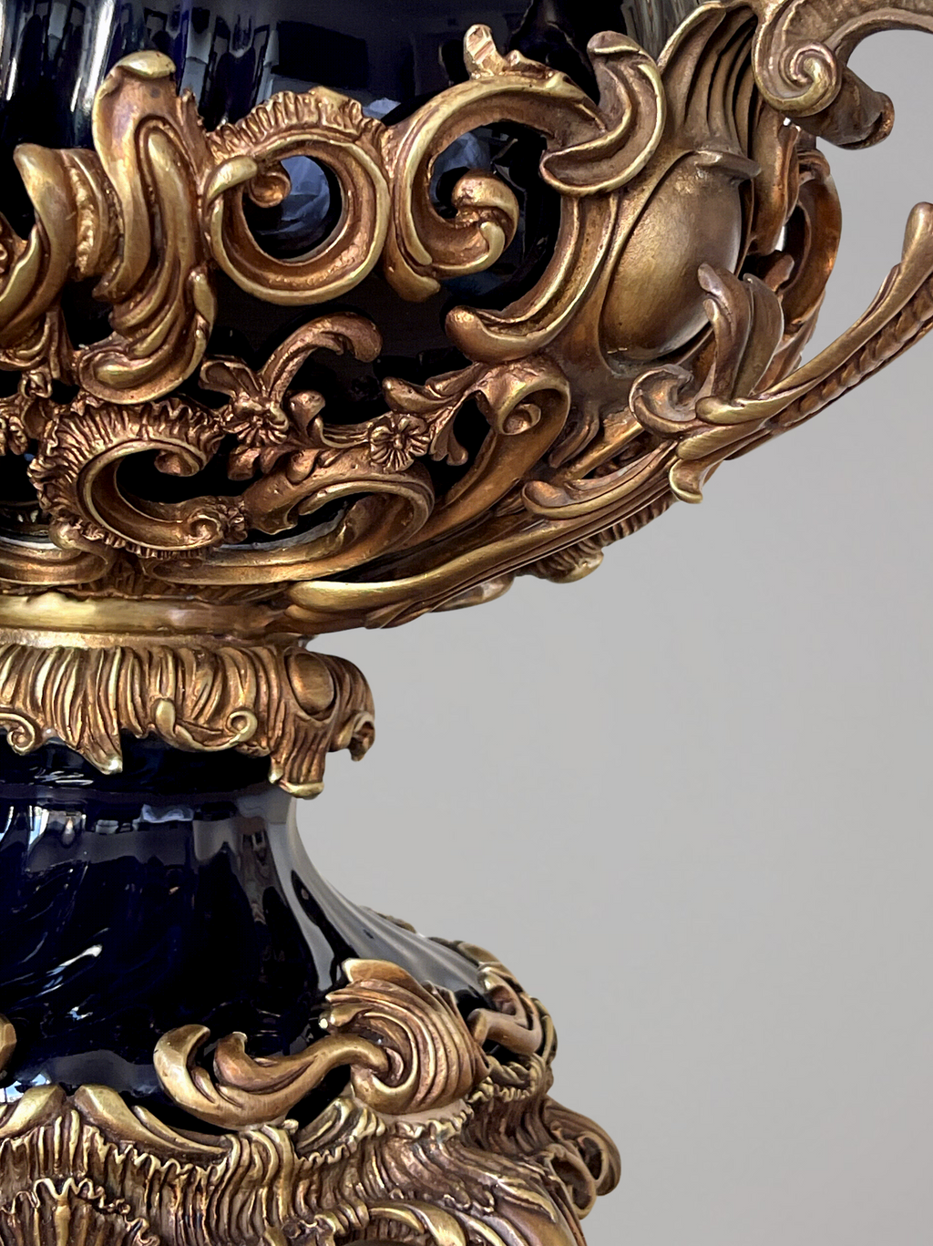 Grande urne couverte style Napoléon III en porcelaine noire et bronze – décor rocaille aux angelots – 49 cm