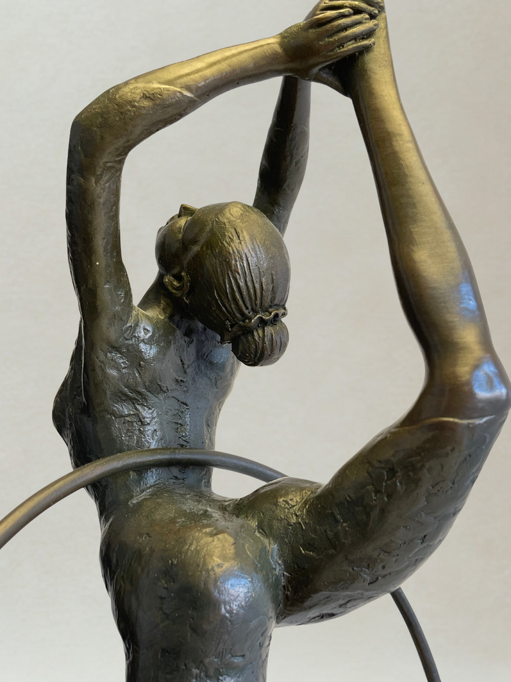 Art-déco-Skulptur – Tänzerin mit Reifen – Dekorative Bronze – Signiert P. Collinet – 39 cm