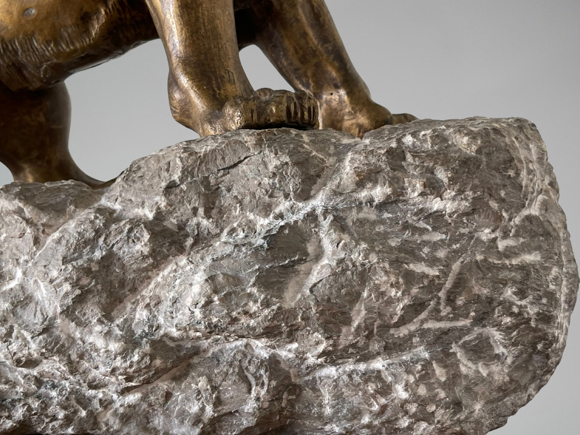KRAKOWKI — Lion rugissant sur son rocher, importante sculpture en bronze d'art et roche (28,3 kg)