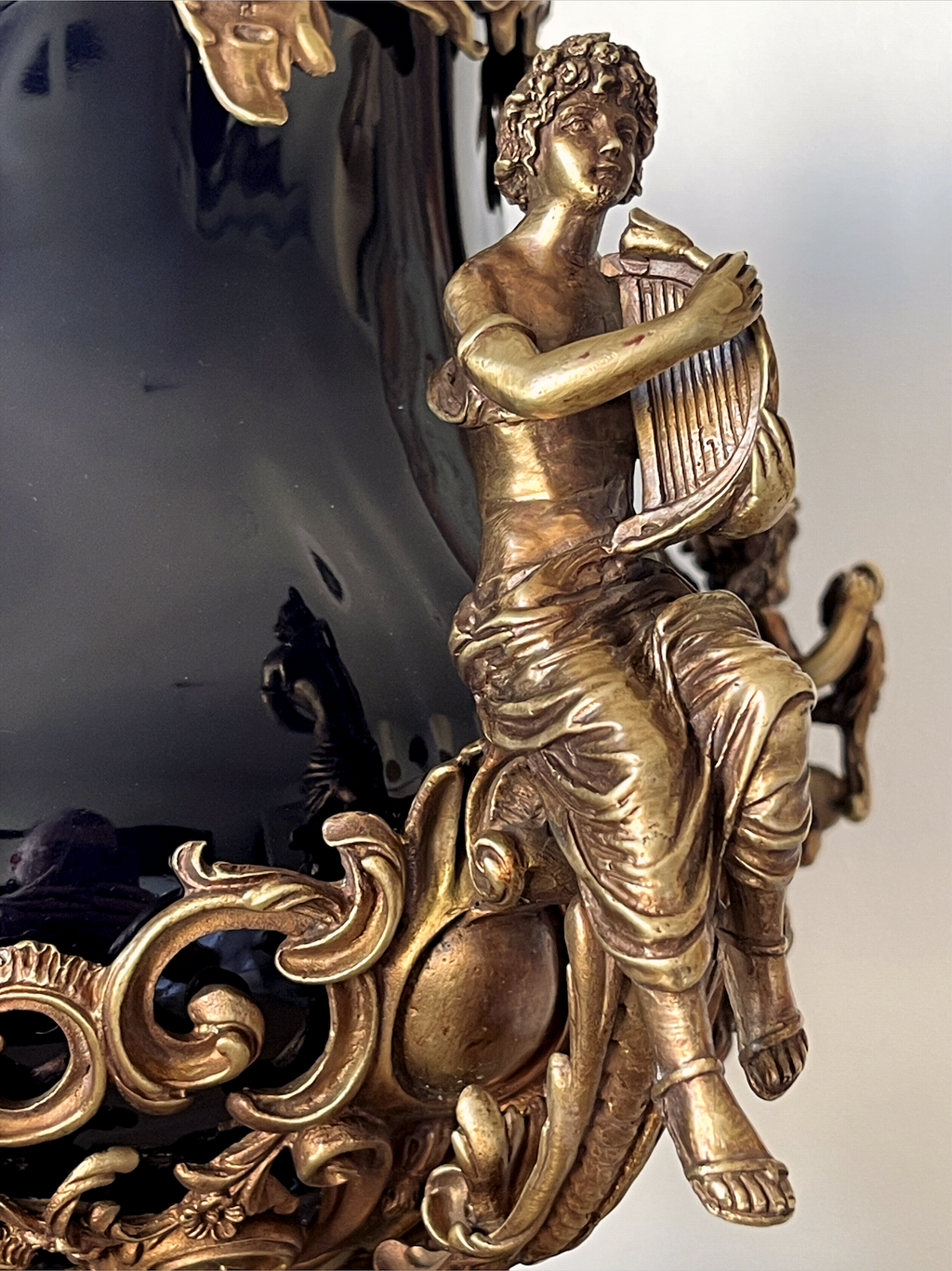 Grande urne couverte style Napoléon III en porcelaine noire et bronze – décor rocaille aux angelots – 49 cm