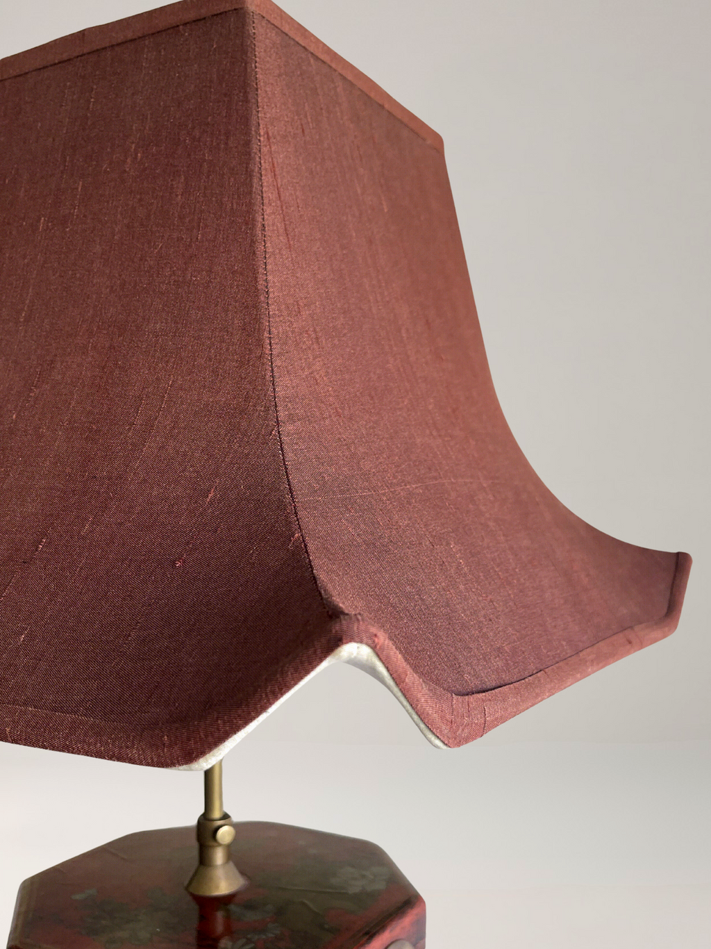 Paire de lampes en coffret laqué d’inspiration asiatique, décor polychrome et laiton – 63 cm