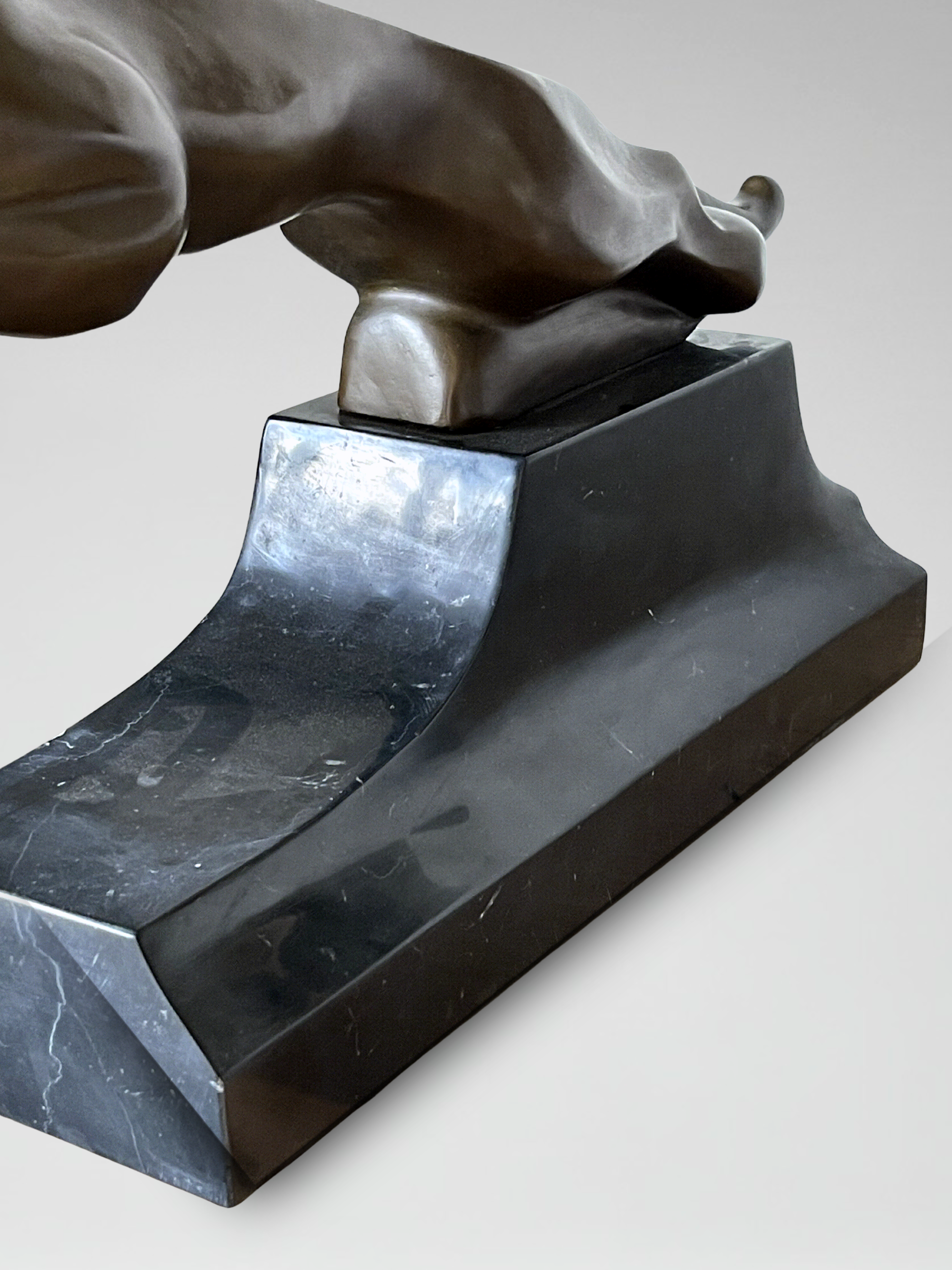 Grande sculpture Jaguar Art Déco en bronze patiné sur socle noir architectural – 64 cm – JB Déposé Paris