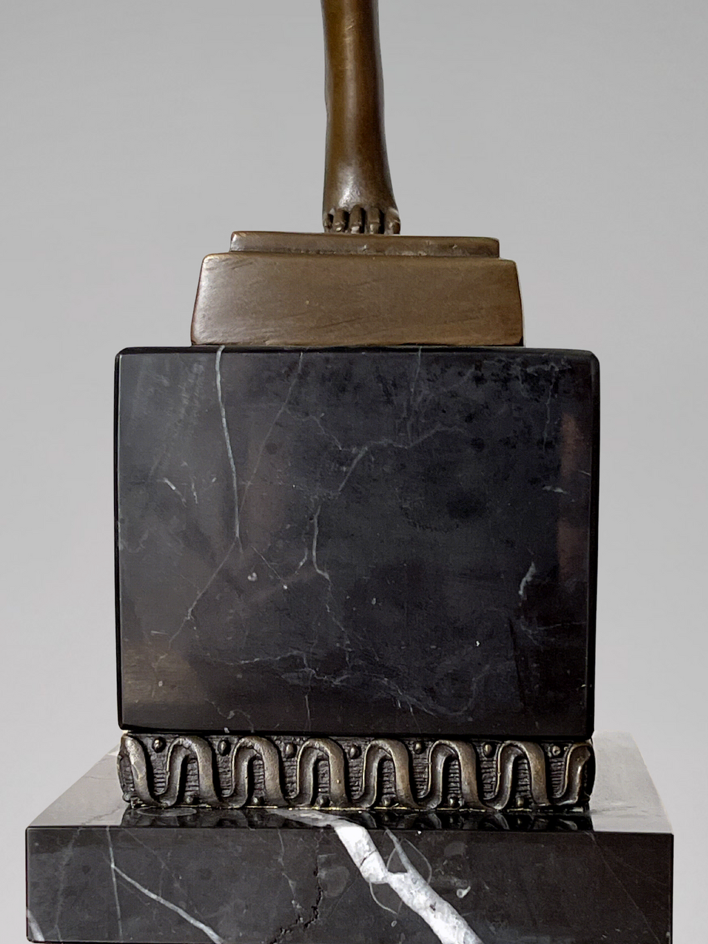 Sculpture Art déco de danseuse aux anneaux en bronze patiné sur socle effet marbre noir – signée Duvernet – 58 cm