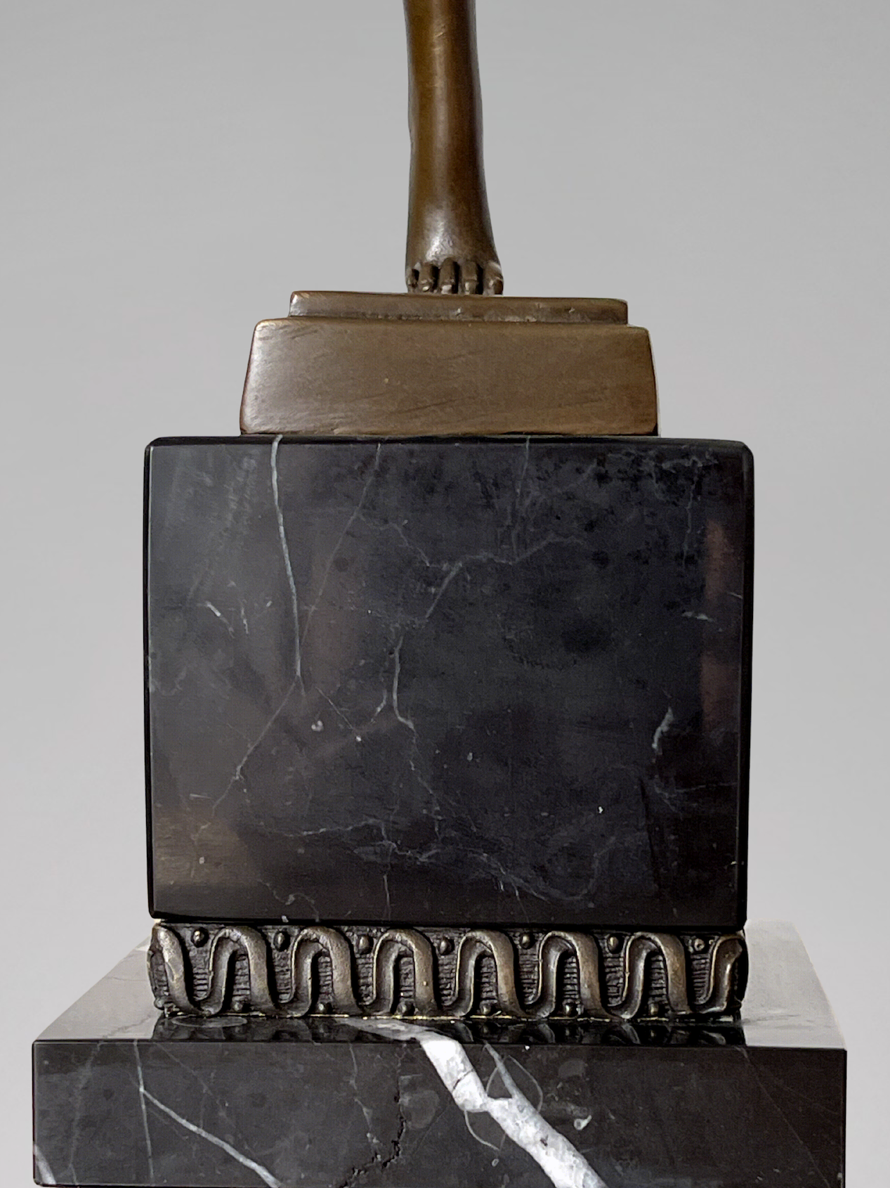 Sculpture Art déco de danseuse aux anneaux en bronze patiné sur socle effet marbre noir – signée Duvernet – 58 cm