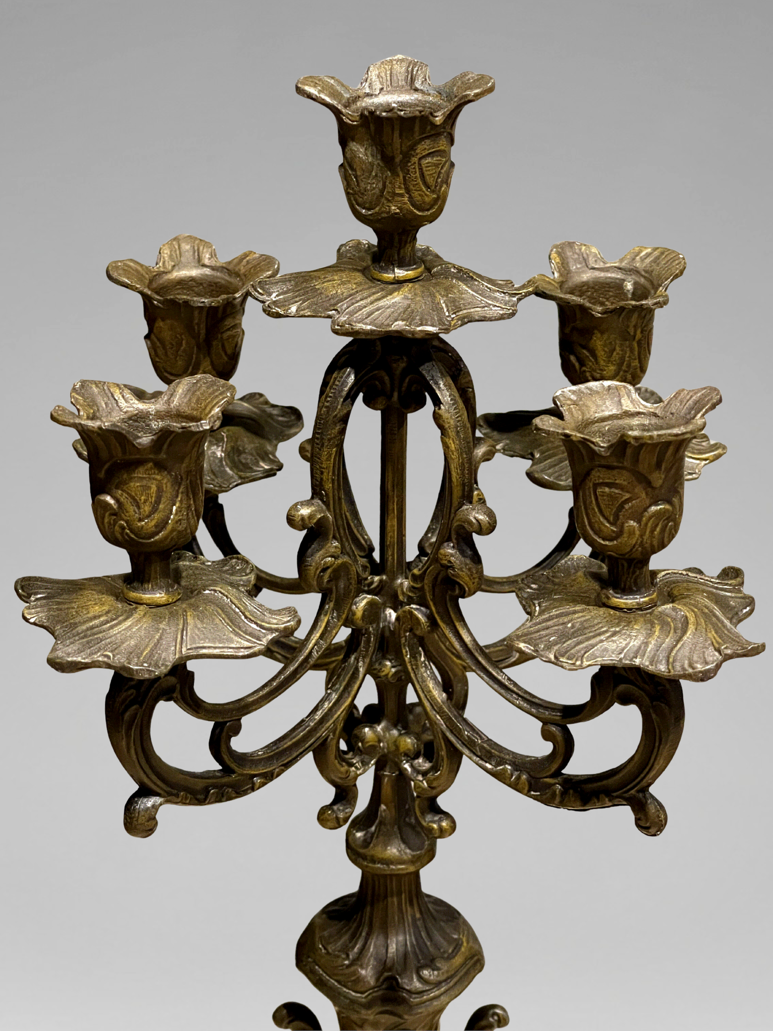 Grande garniture de cheminée Napoléon III en marbre rouge et régule patiné signée Guillemin – pendule & candélabres XIXe