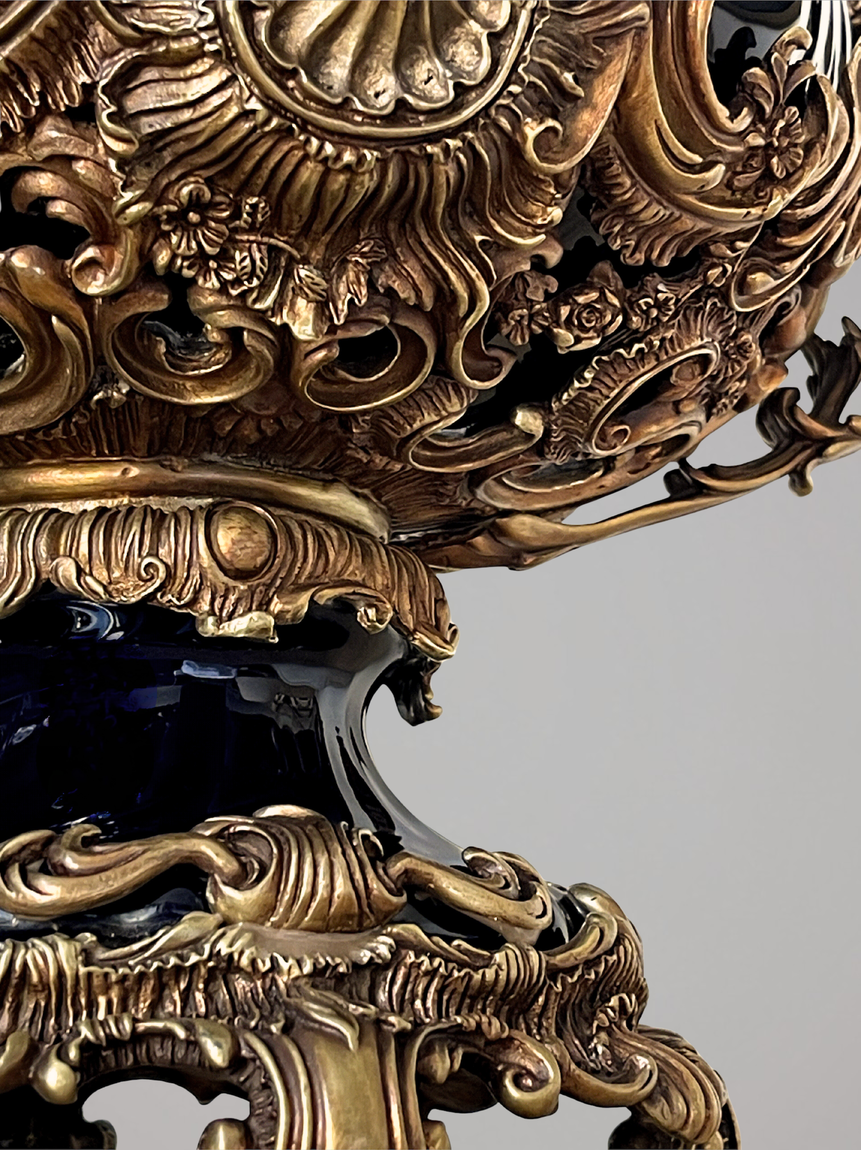 Grande urne couverte style Napoléon III en porcelaine noire et bronze – décor rocaille aux angelots – 49 cm