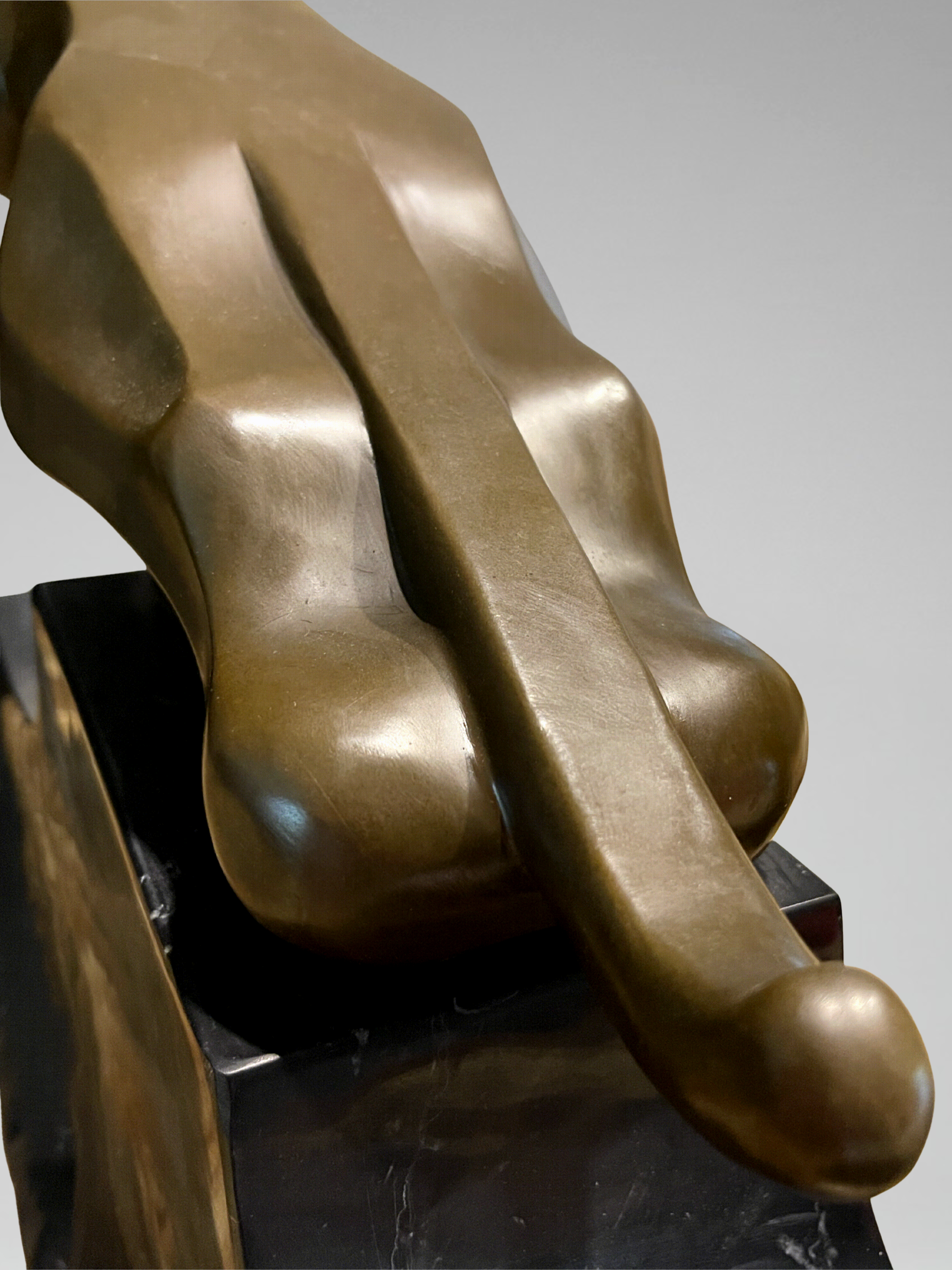 Grande sculpture Jaguar Art Déco en bronze patiné sur socle noir architectural – 64 cm – JB Déposé Paris